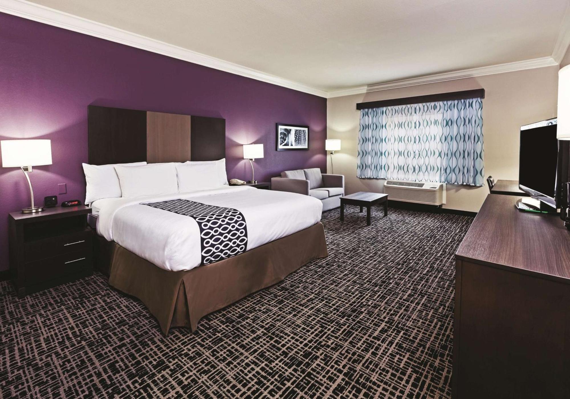 King Studio Suite with Bath Tub - Mobility and Hearing Accessible/Non-Smoking