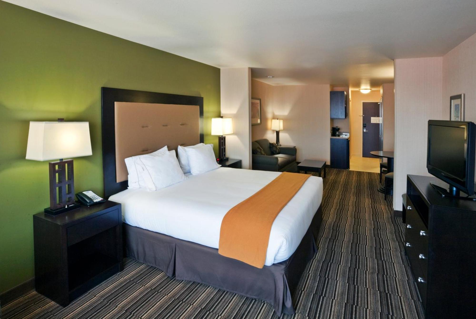 Suite - Hearing Accessible - Non-Smoking