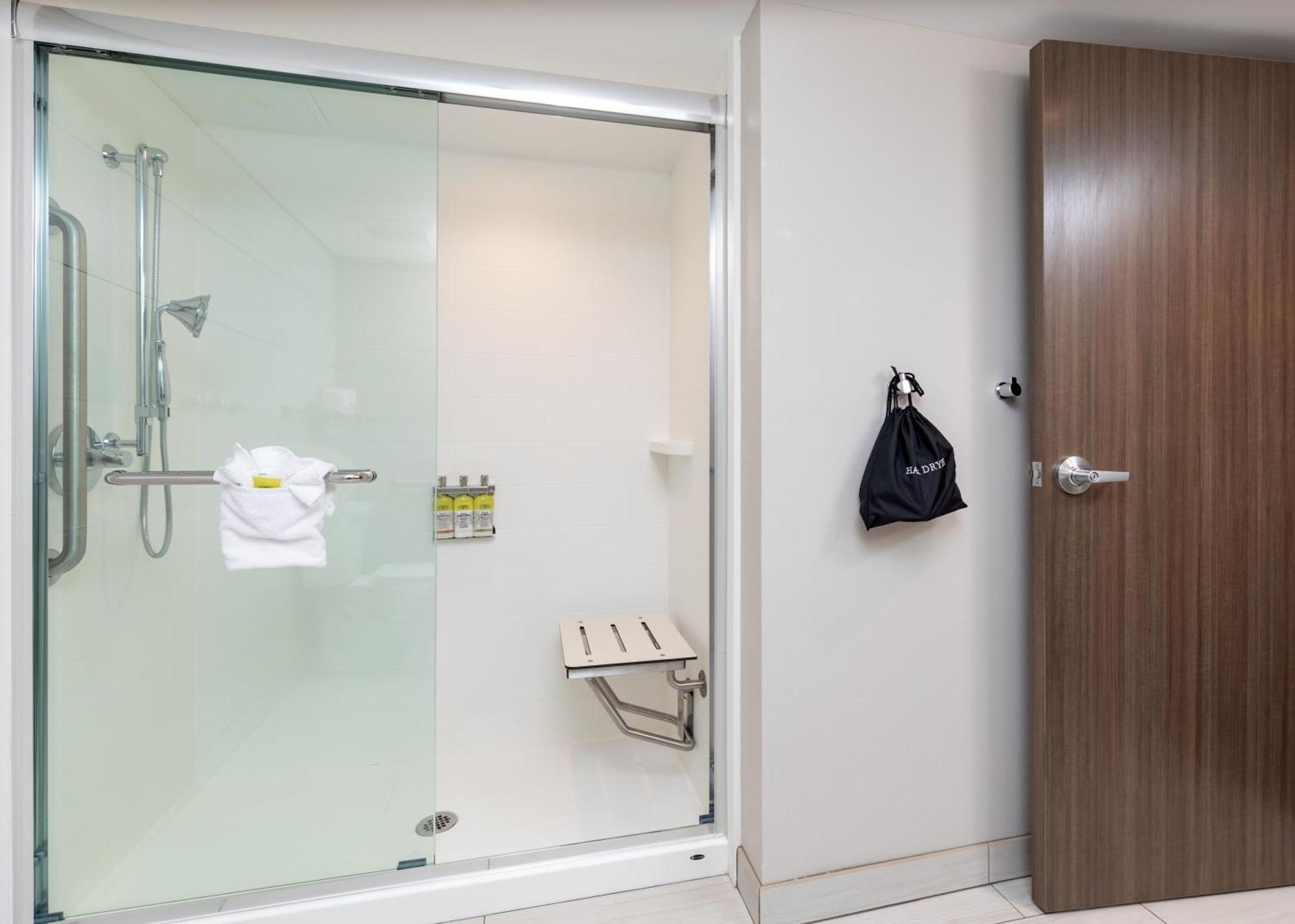 Doppelzimmer mit 2 Doppelbetten - barrierefreie Dusche/Nichtraucher