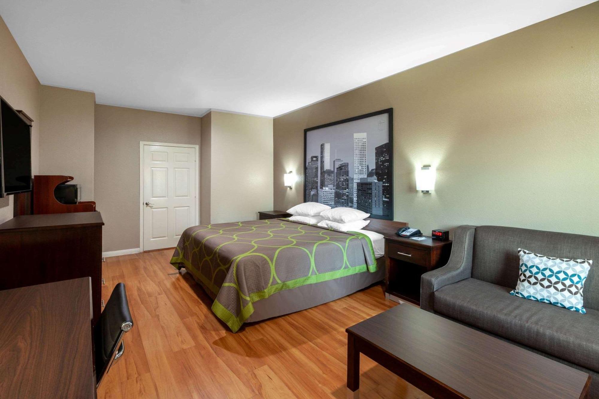King Room with Roll-In Shower - Mobility/Hearing Accessible - Non-Smoking