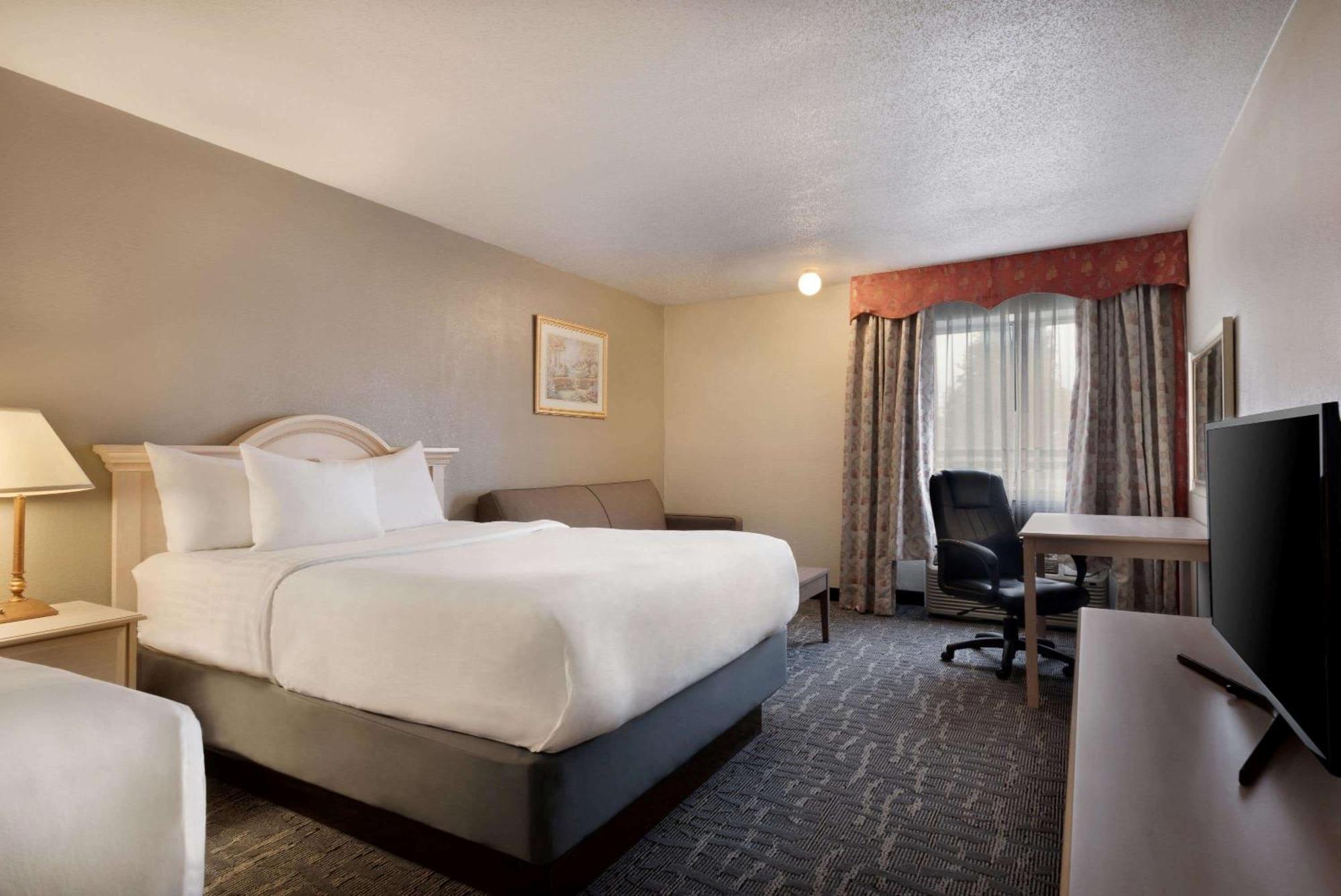 Family Studio Suite with Two Queen Beds - Non-Smoking