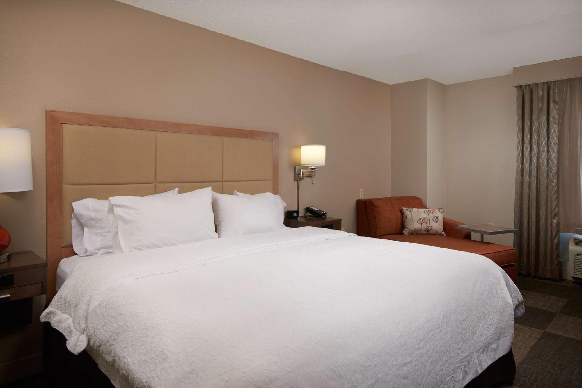 King Room with King Bed - Non-Smoking