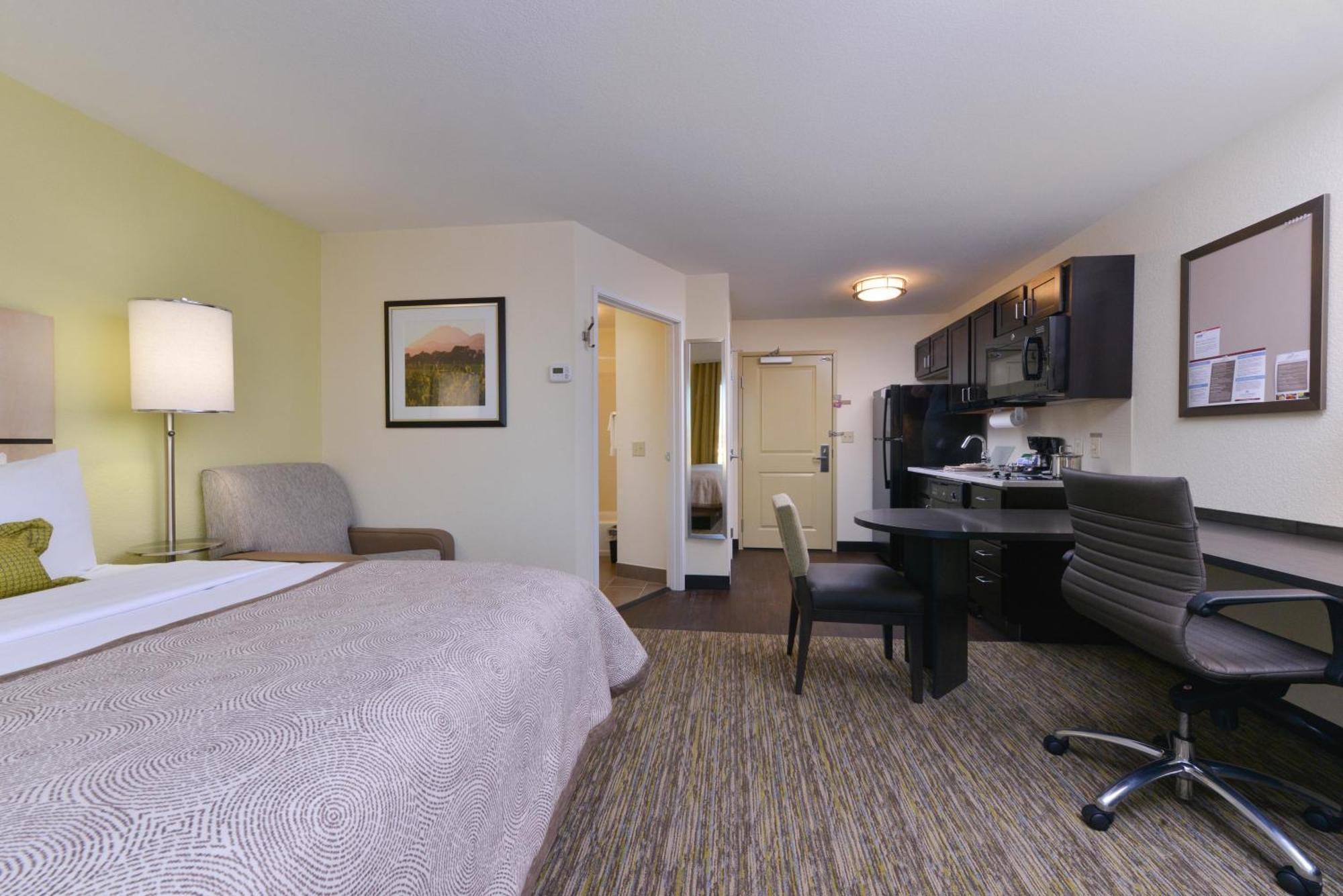 Queen Studio Suite - Hearing Accessible