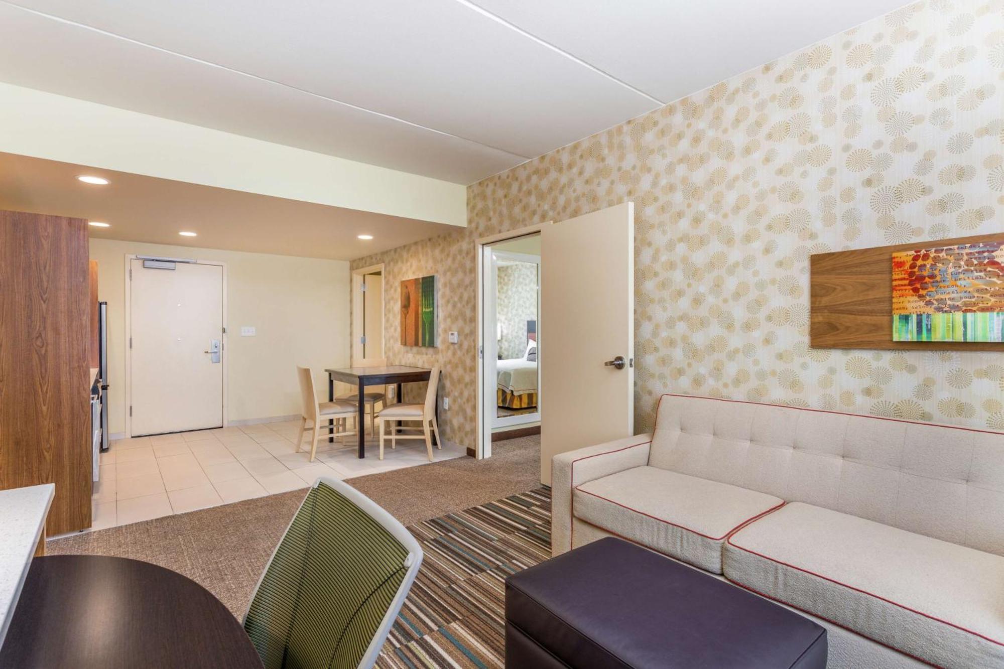 One-Bedroom Queen Suite - Non-Smoking
