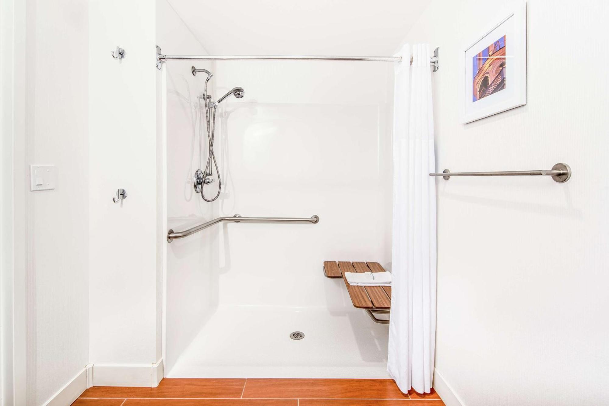 Queen Room with Mobility Access/Non-Smoking