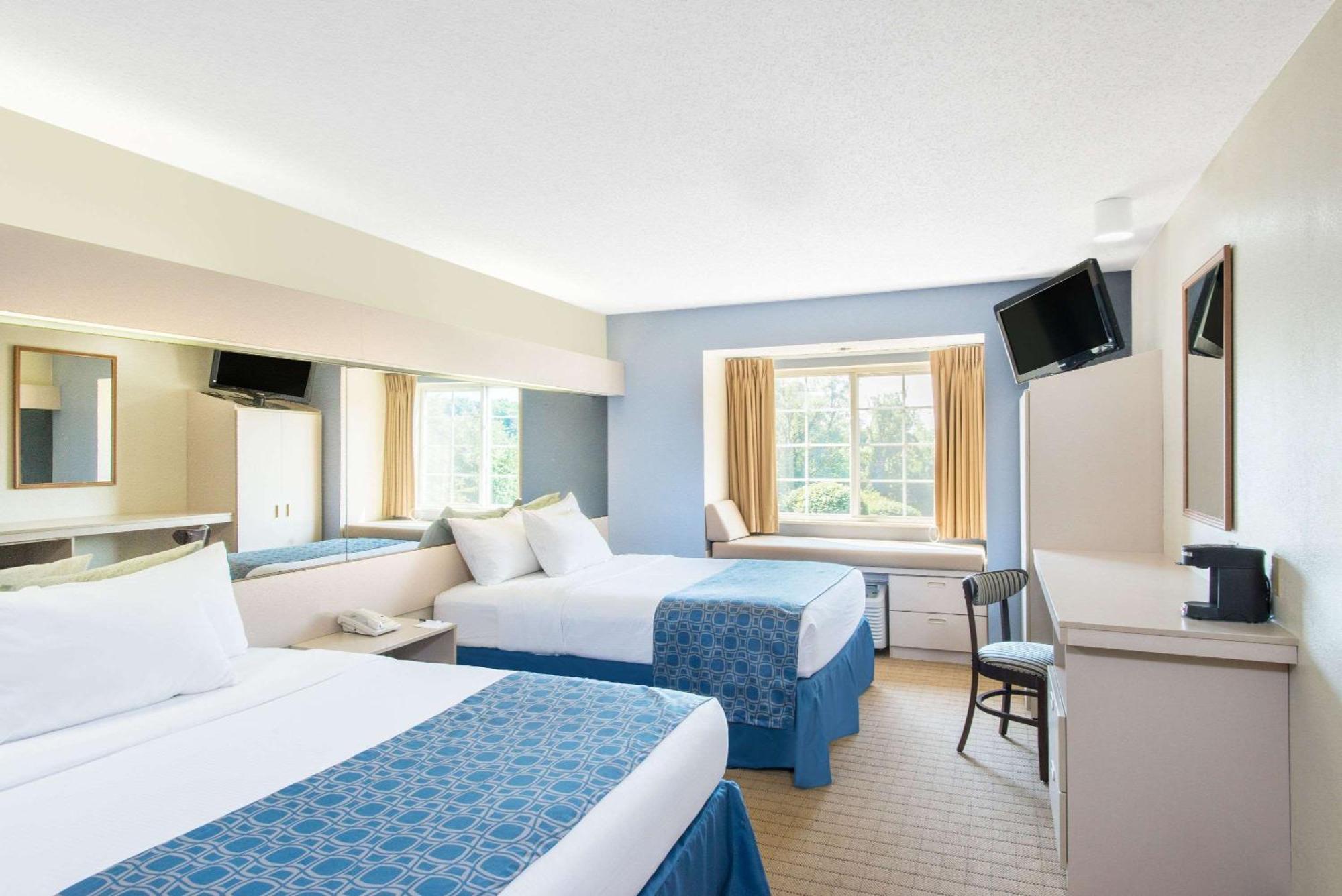 Queen Room with Mobility/Hearing Access - Non-Smoking