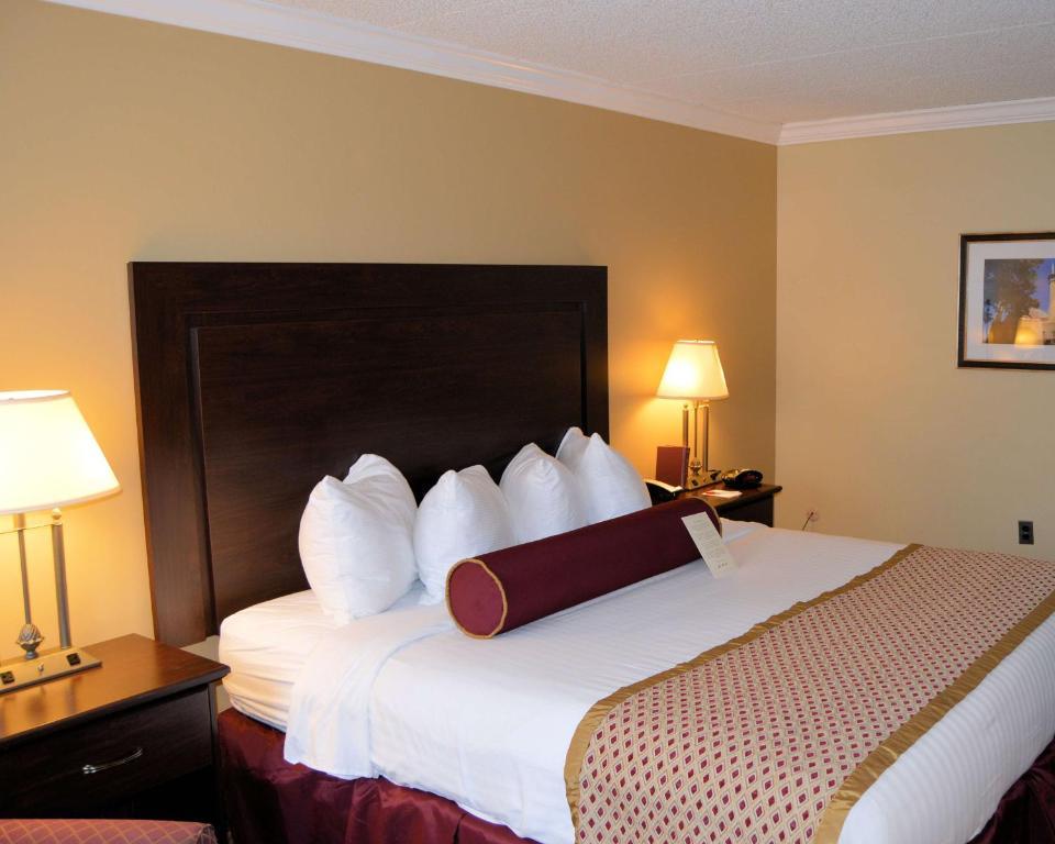 King Suite with Sofa Bed and Hot Tub - Non-Smoking