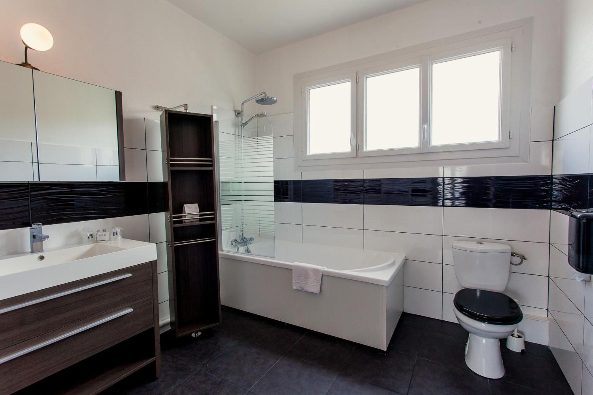 Deluxe Double Room (2 Adults + 1 Child)
