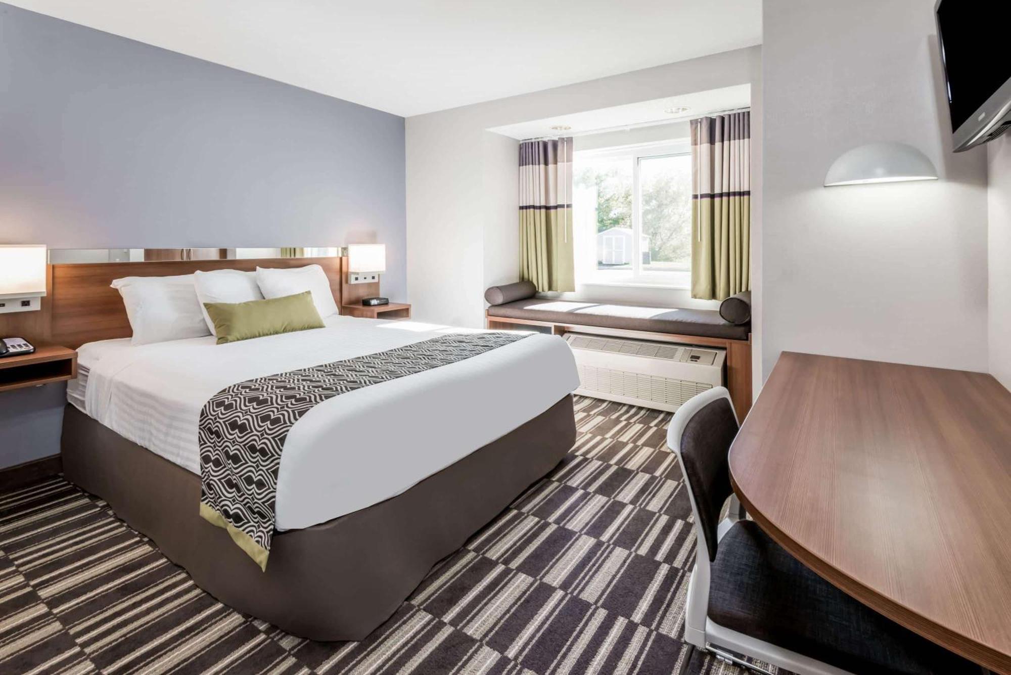 Queen Room with Roll-In Shower - Mobility/Hearing Accessible - Non-Smoking