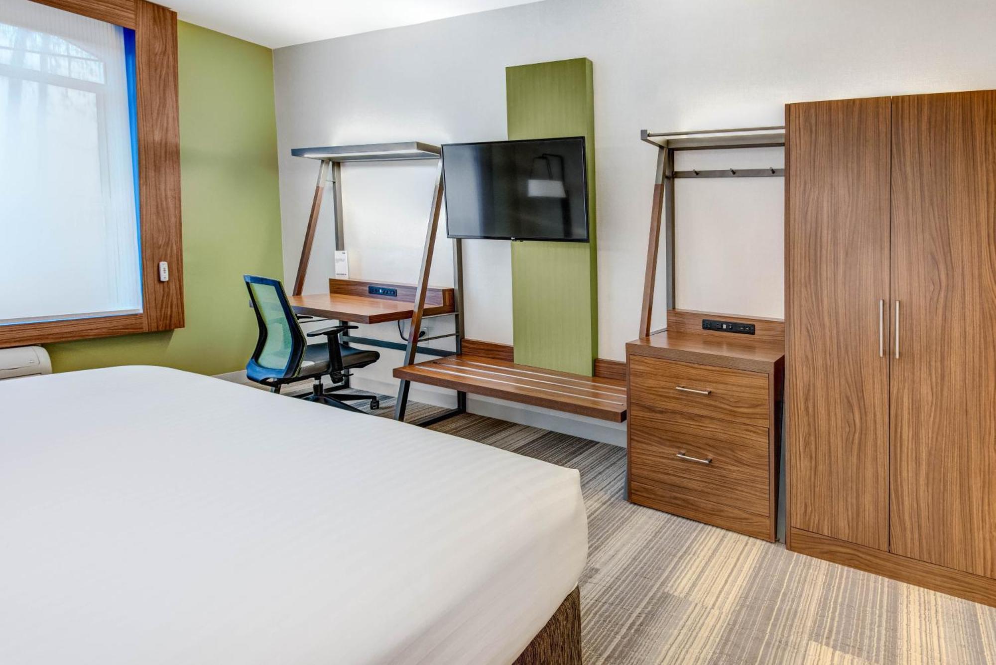 King Room with Roll-In Shower - Disability Access
