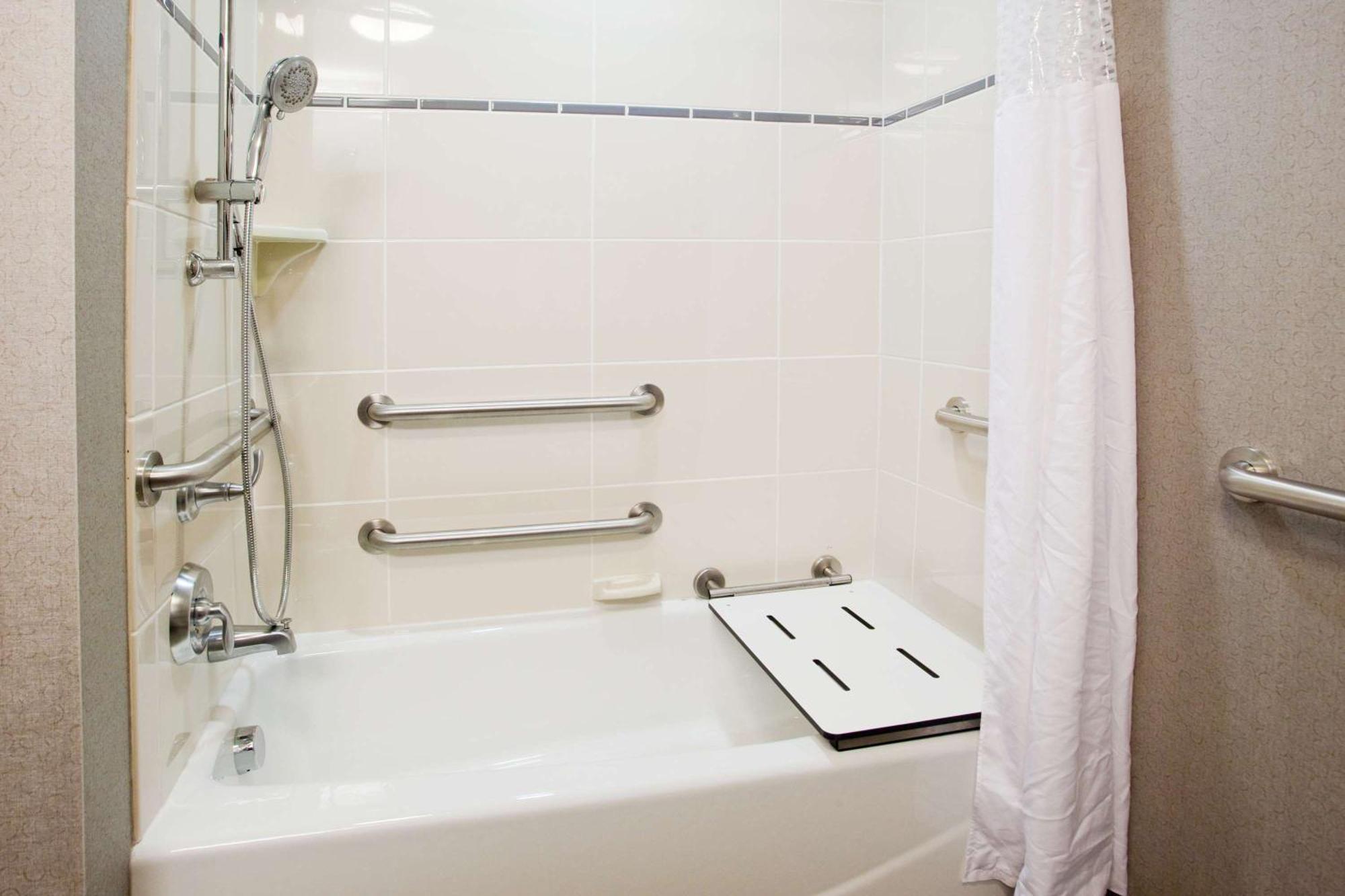 King Room with Bath Tub - Disability Access and Hearing Accessible/Non-Smoking