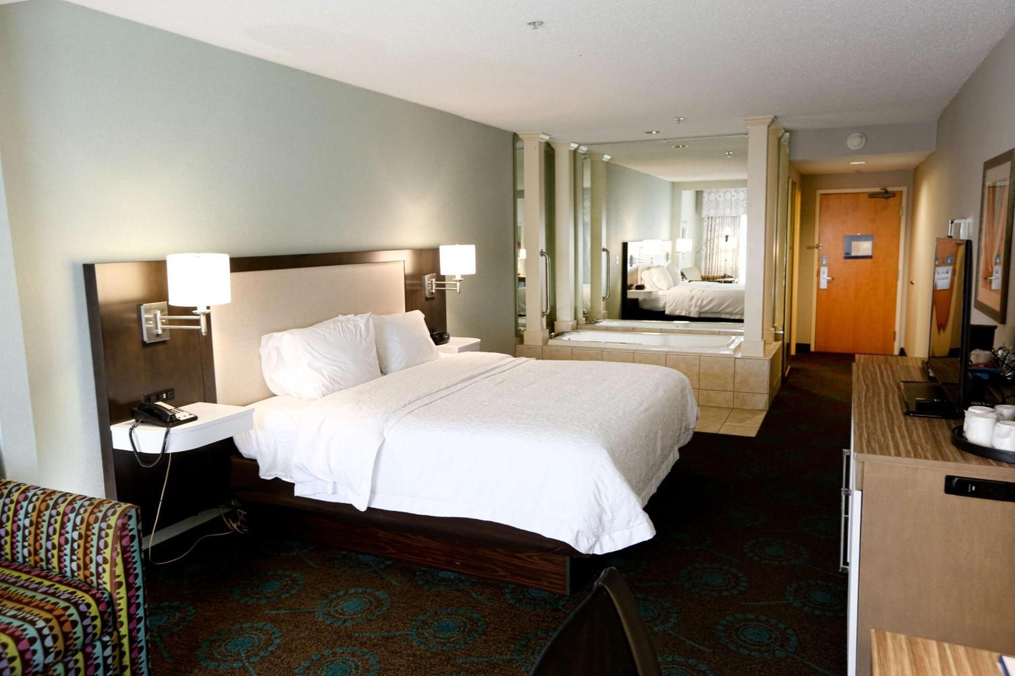 King Room with Whirlpool - Mobility/Hearing Accessible - Non-Smoking