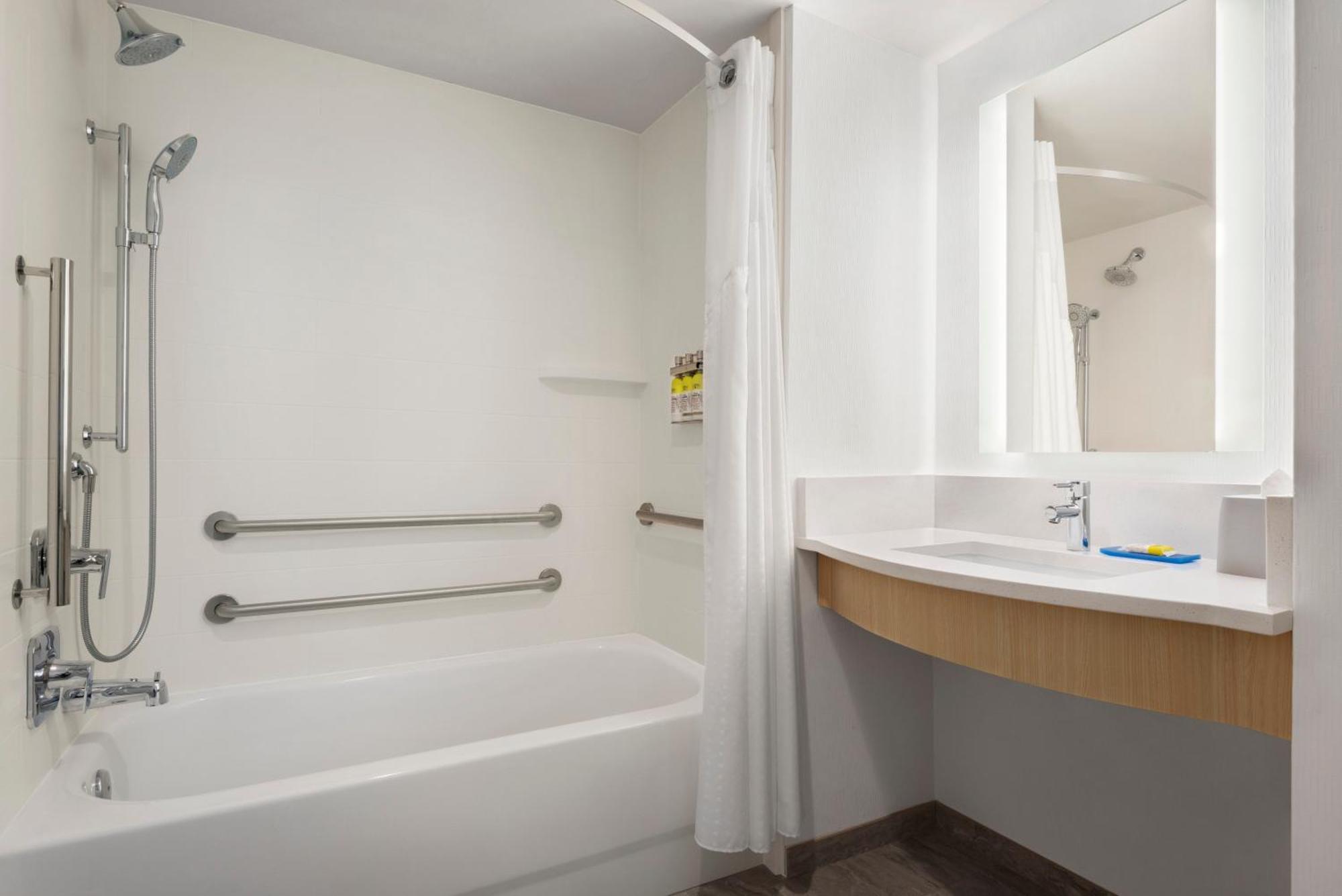Queen Room Two Queen Beds Mobility Accessible Bathtub