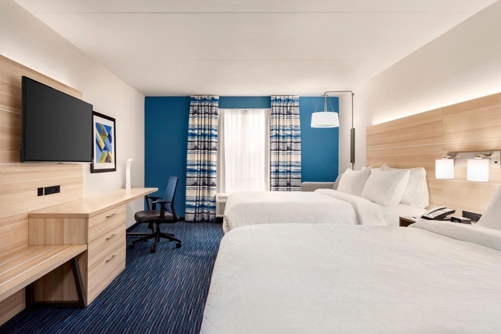 Queen Room Two Queen Beds Mobility Accessible Bathtub