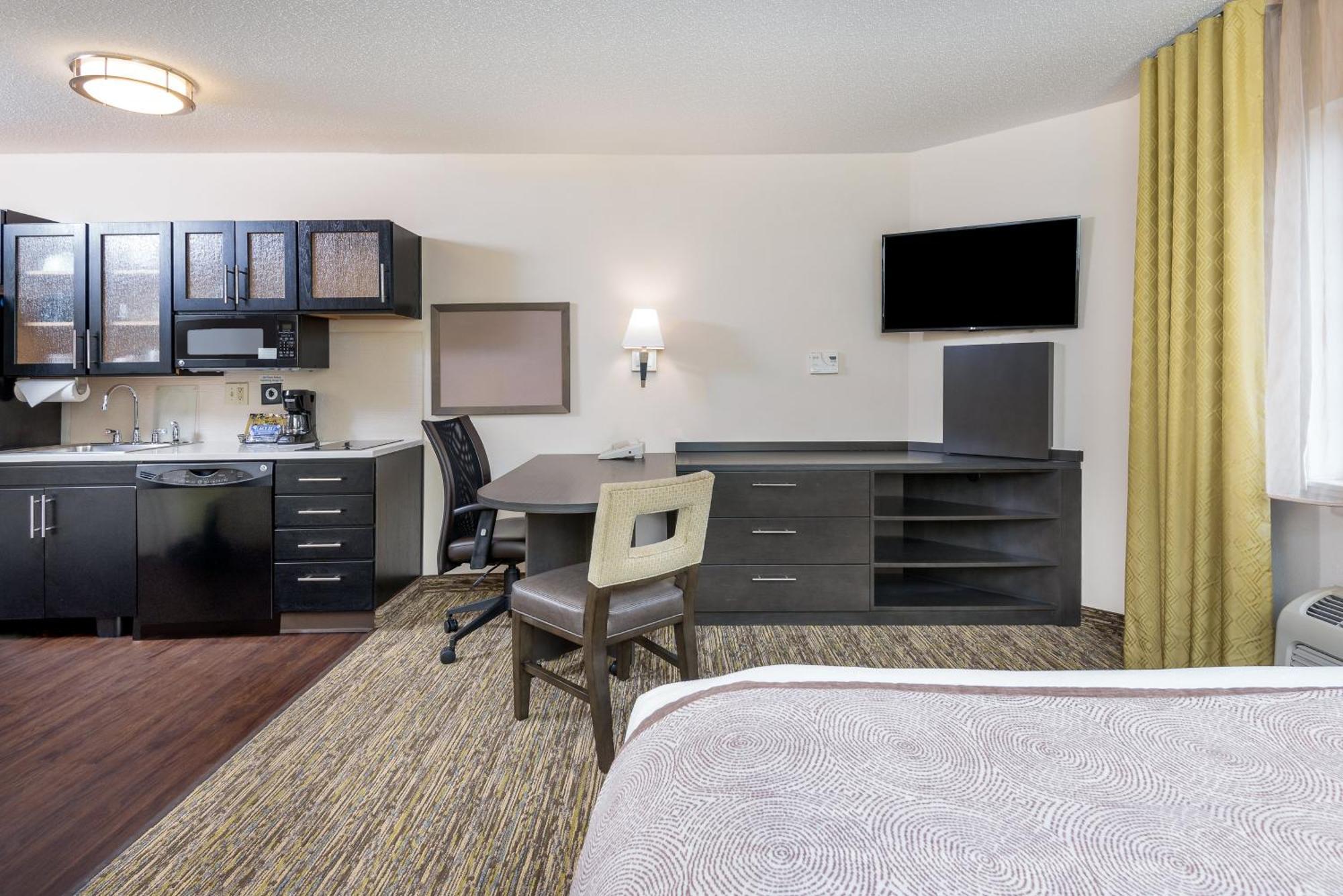 Queen Studio Suite with Kitchen