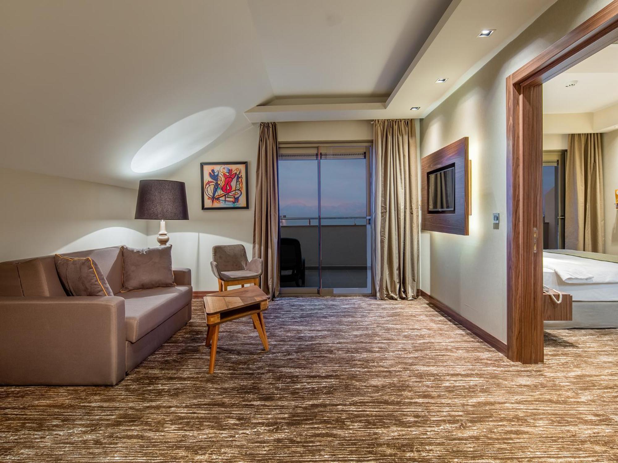 One-Bedroom Queen Suite with Sea View