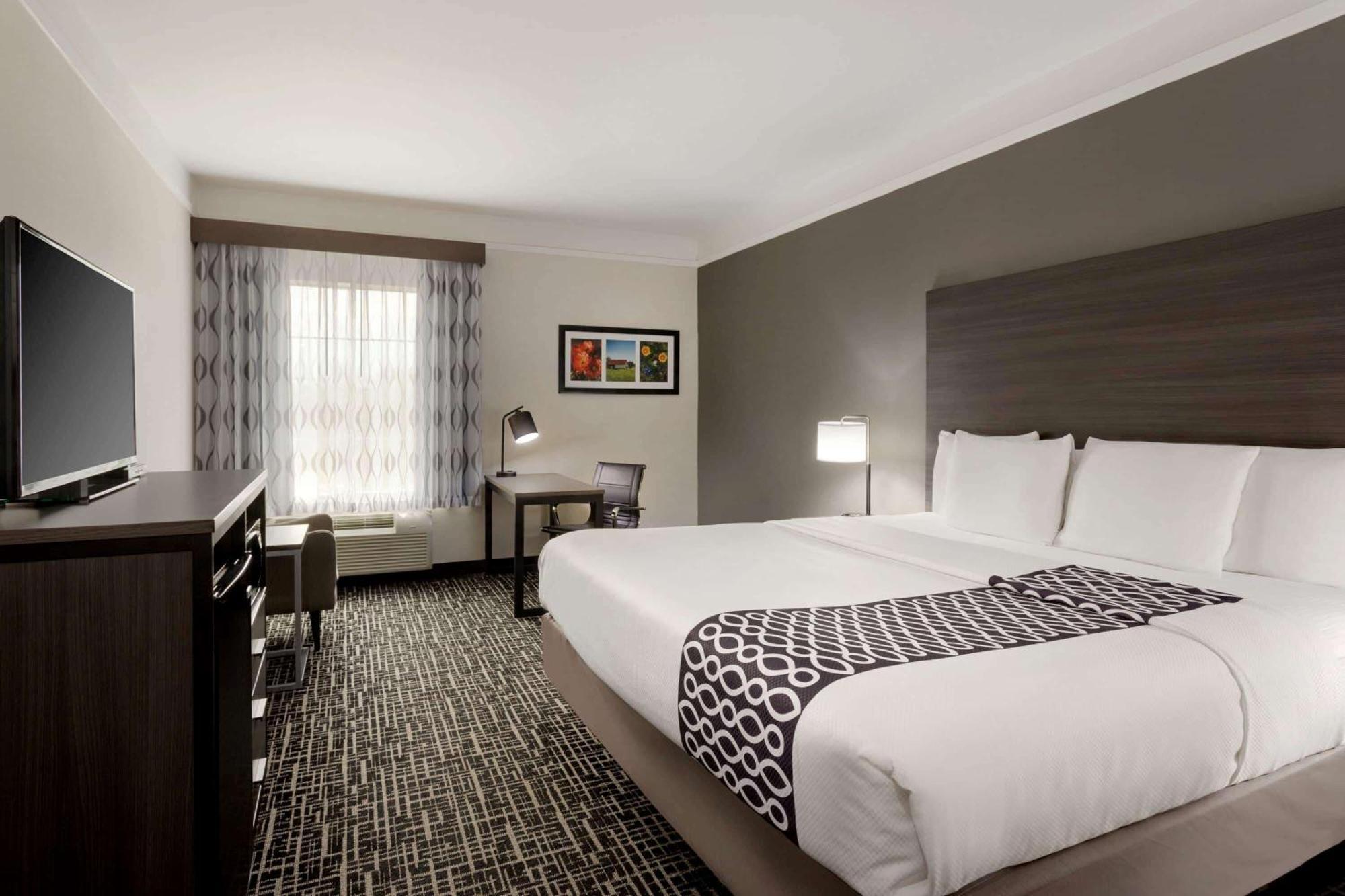 King Room with Bath Tub - Mobility/Hearing Accessible - Non-Smoking