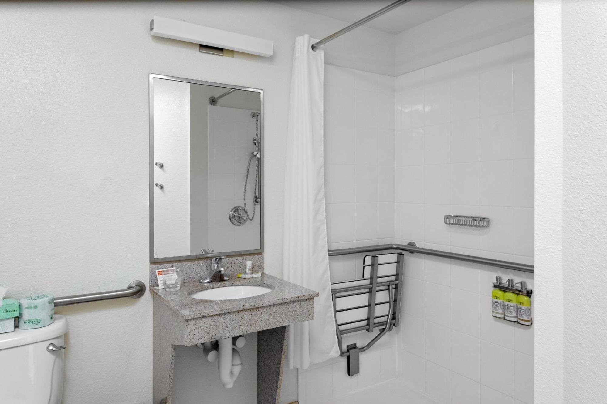 Queen Studio - Disability Access Roll in Shower