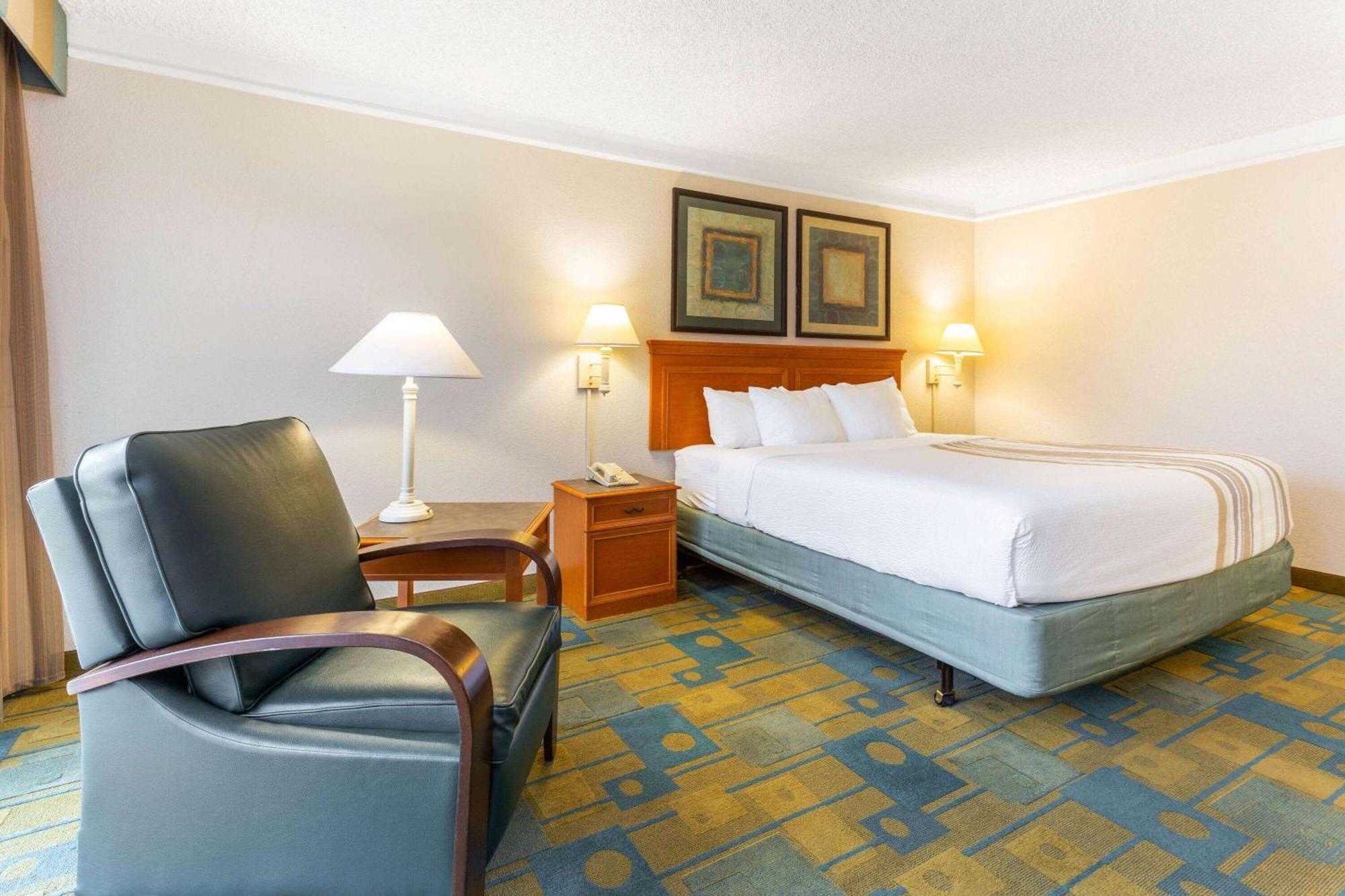Deluxe King Room Non-Smoking