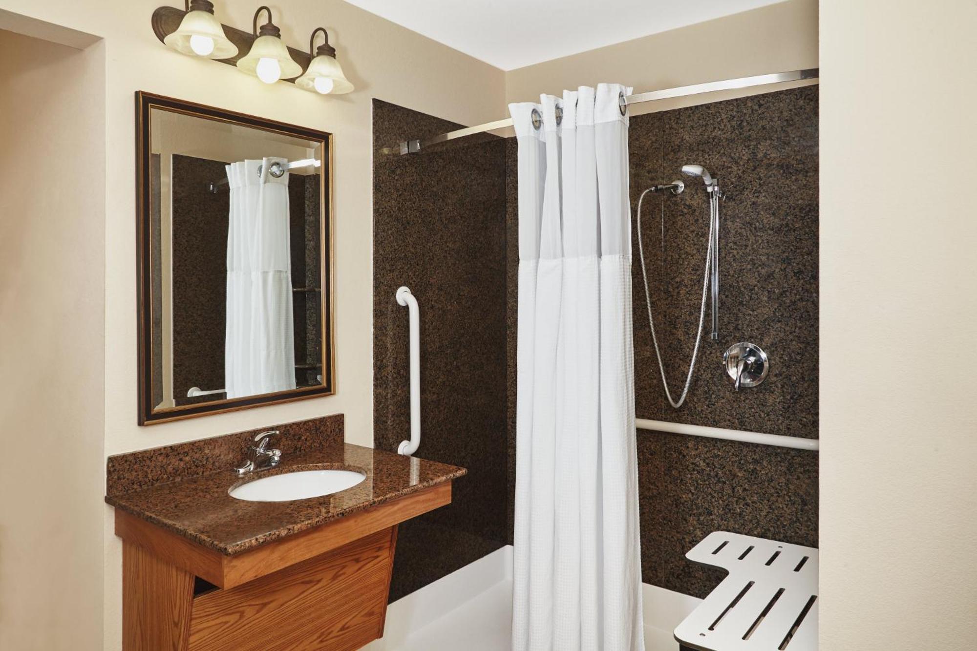 Queen Studio Suite with Hearing Accessible Roll in Shower - Non-Smoking