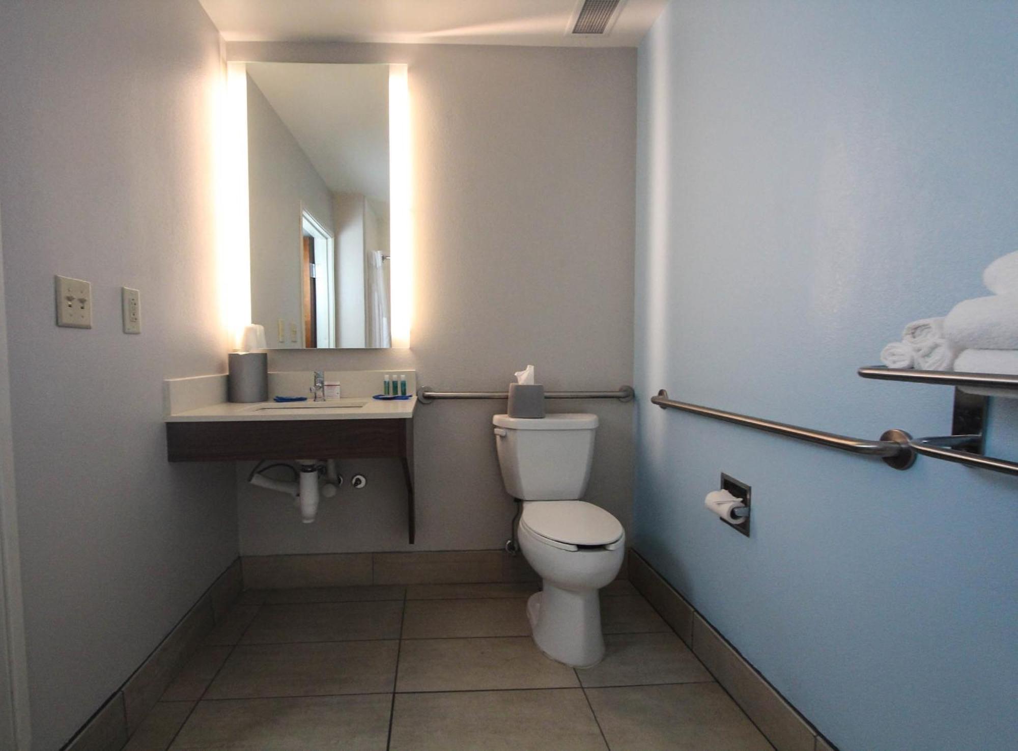 King Room with Roll-In Shower - Disability Access