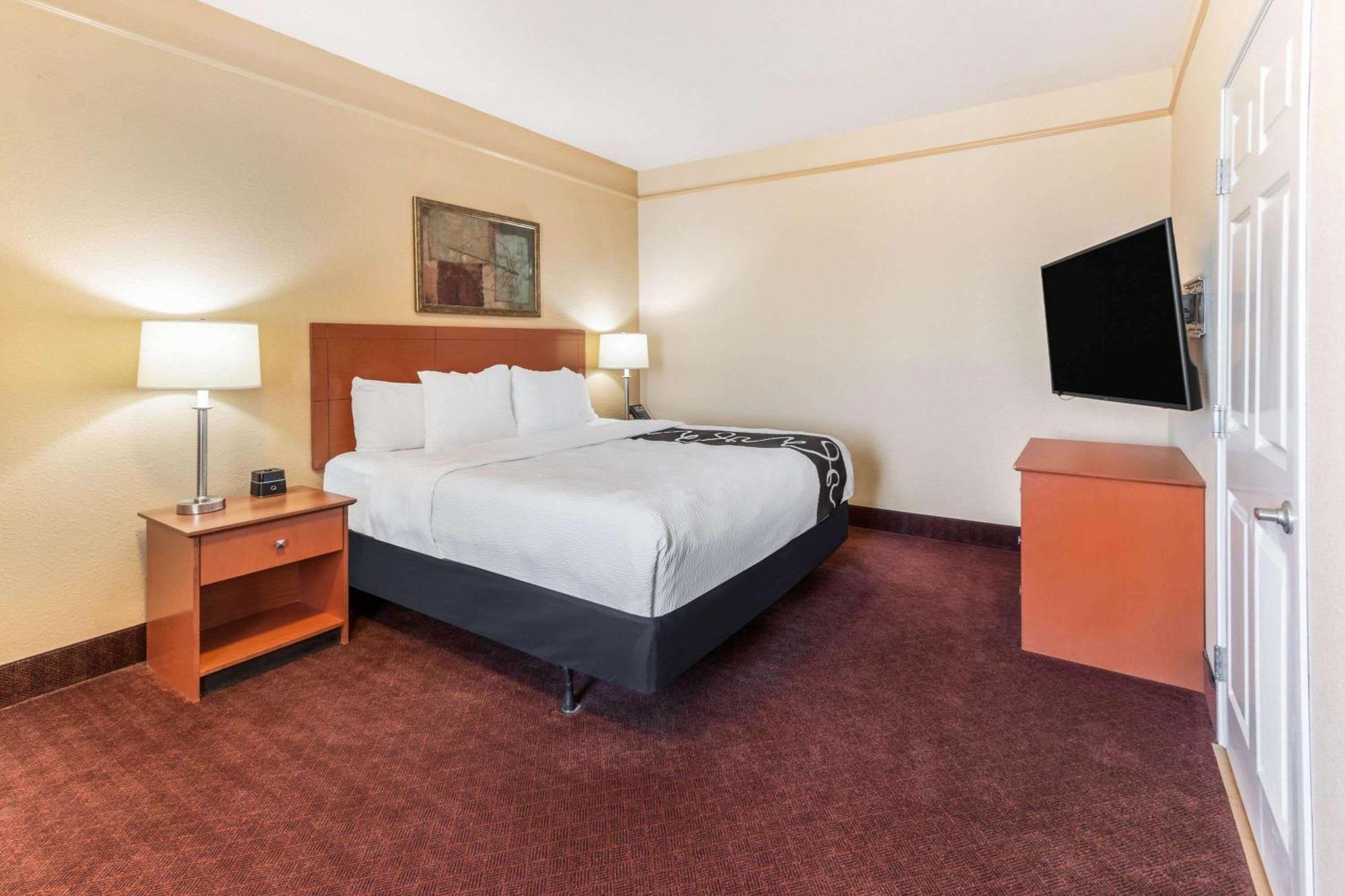Deluxe Family Suite with Roll-In Shower - Mobility Accessible/Non-Smoking