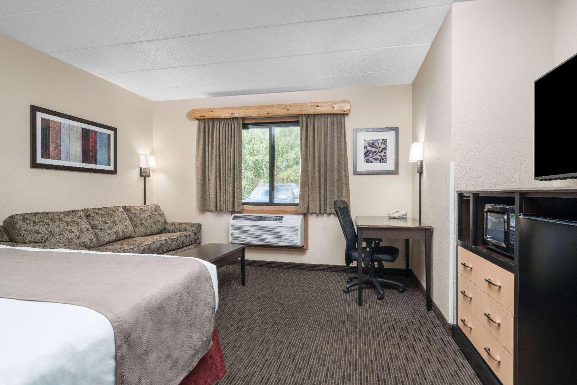 Deluxe King Suite - Non-Smoking