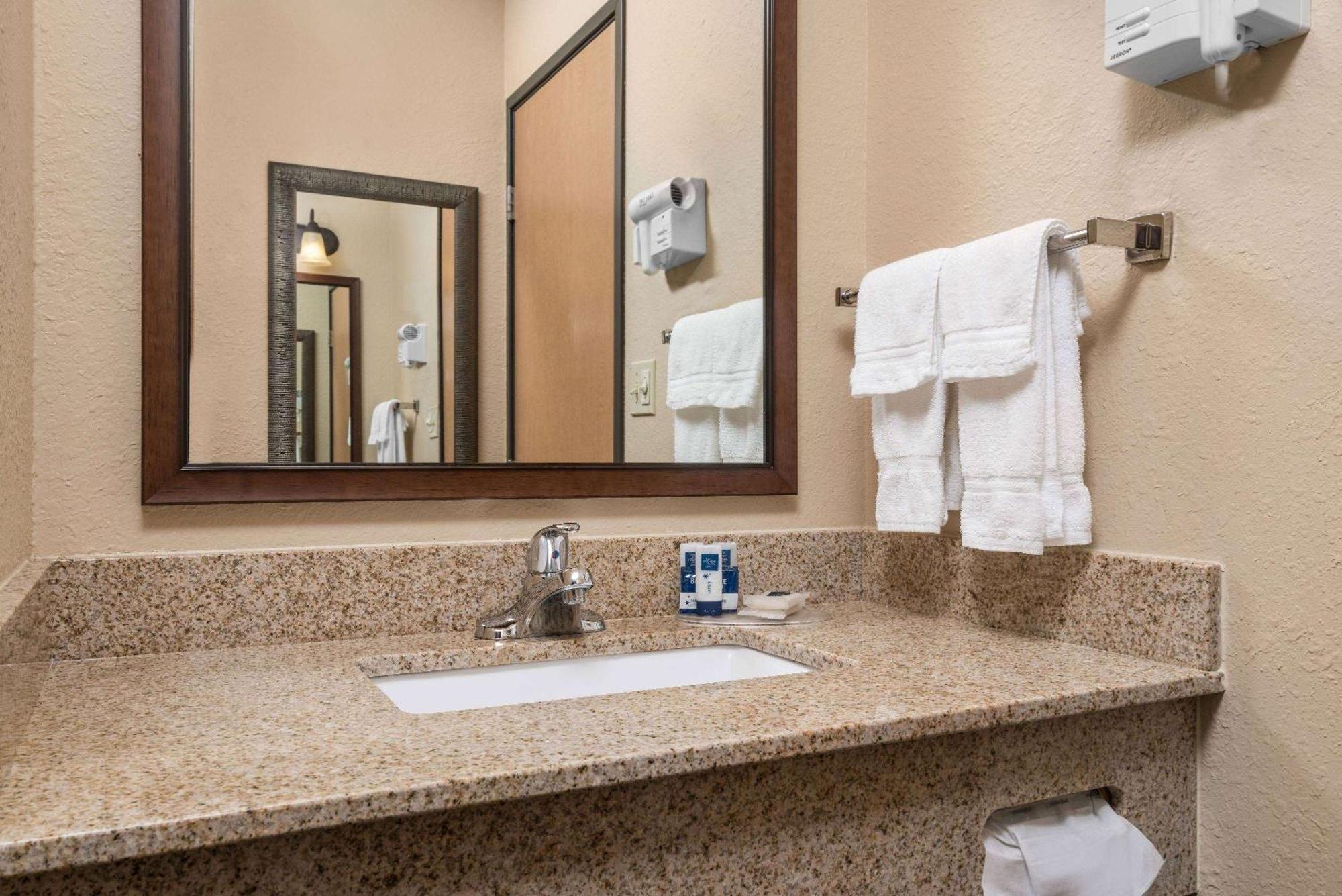 Queen Room - Mobility Access/Non-Smoking