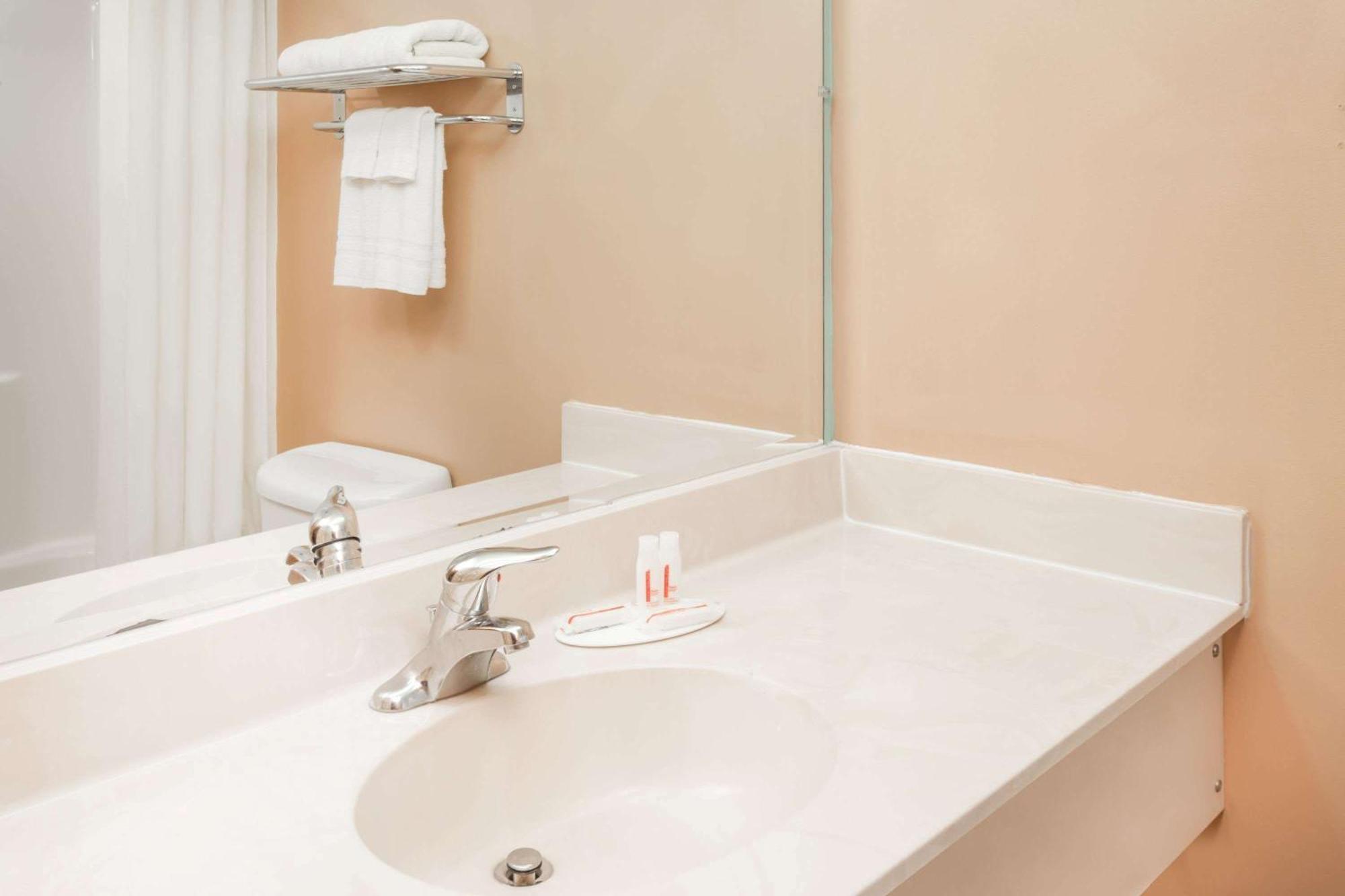 Queen Room with Two Queen Beds and Roll-in Shower - Mobility Accessible/Non-Smoking