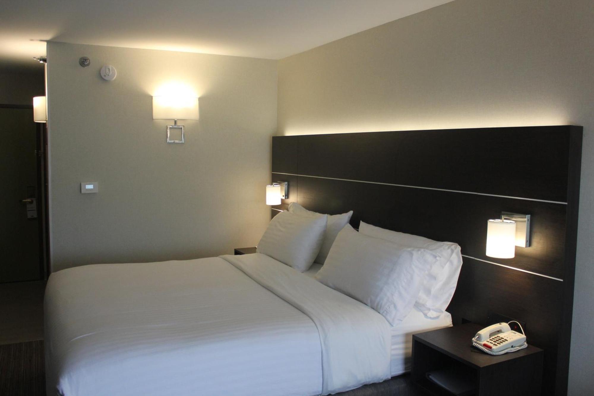 King Room - Mobility Access/Hearing Accessible