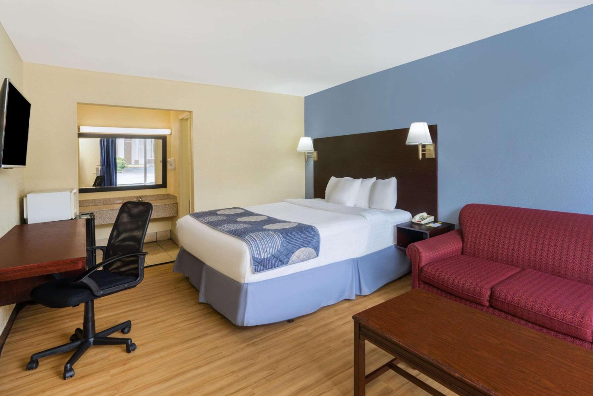 Queen Room with Bath Tub - Mobility Accessible/Non-Smoking