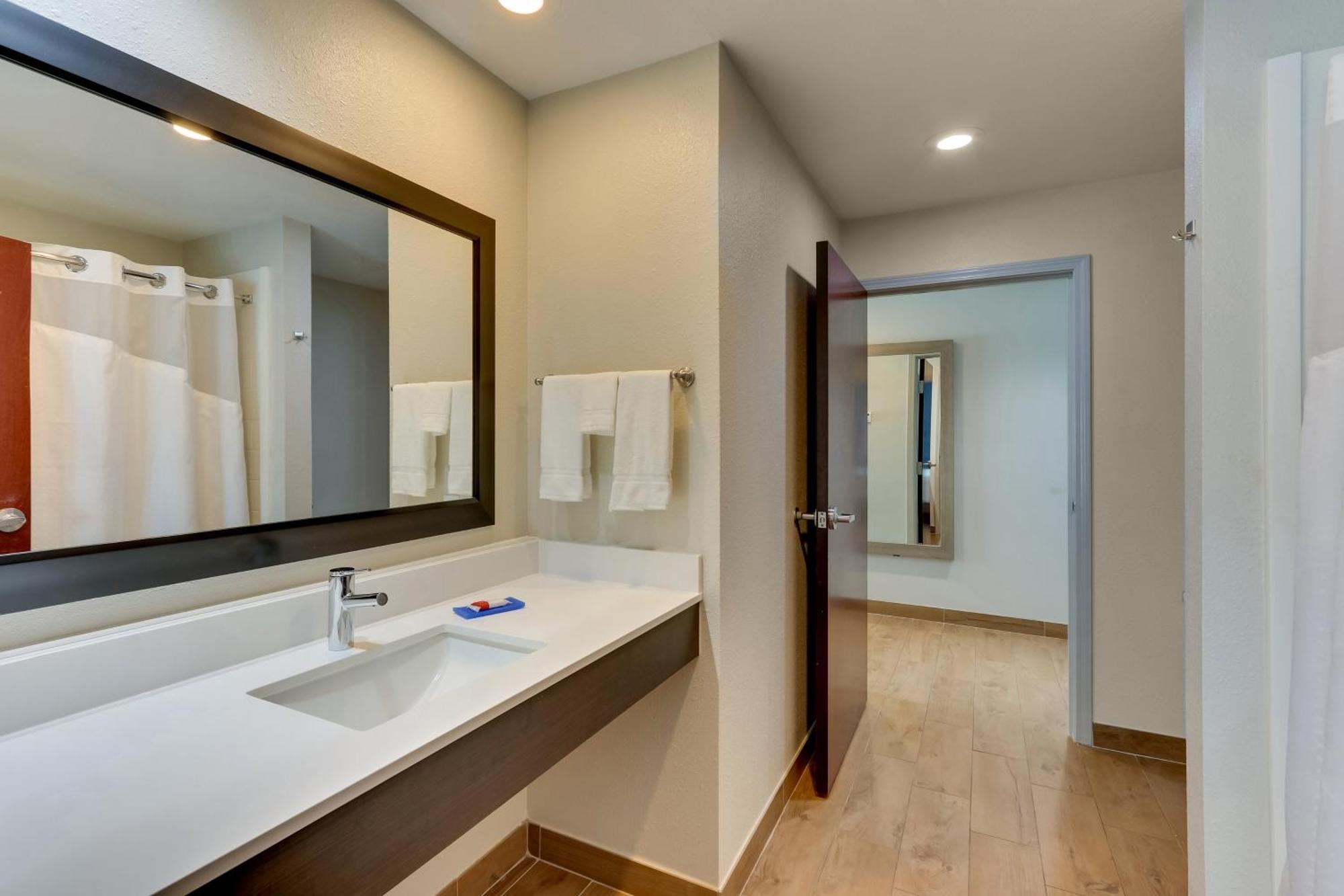 One-Bedroom King Suite