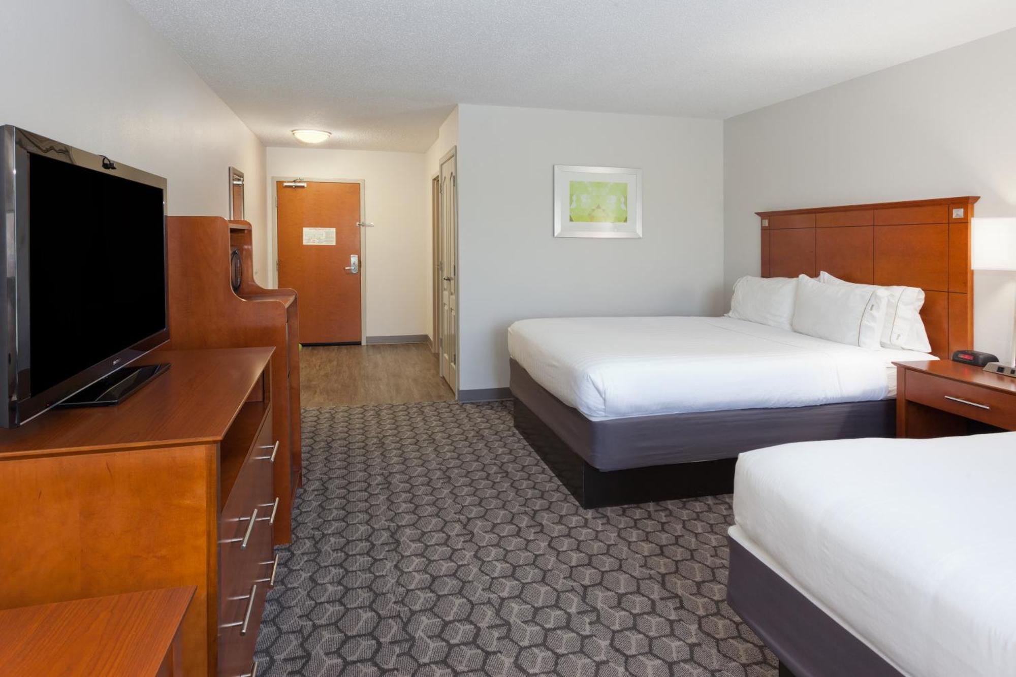 Standard Queen Room with Two Queen Beds and Mobility Accessible Tub