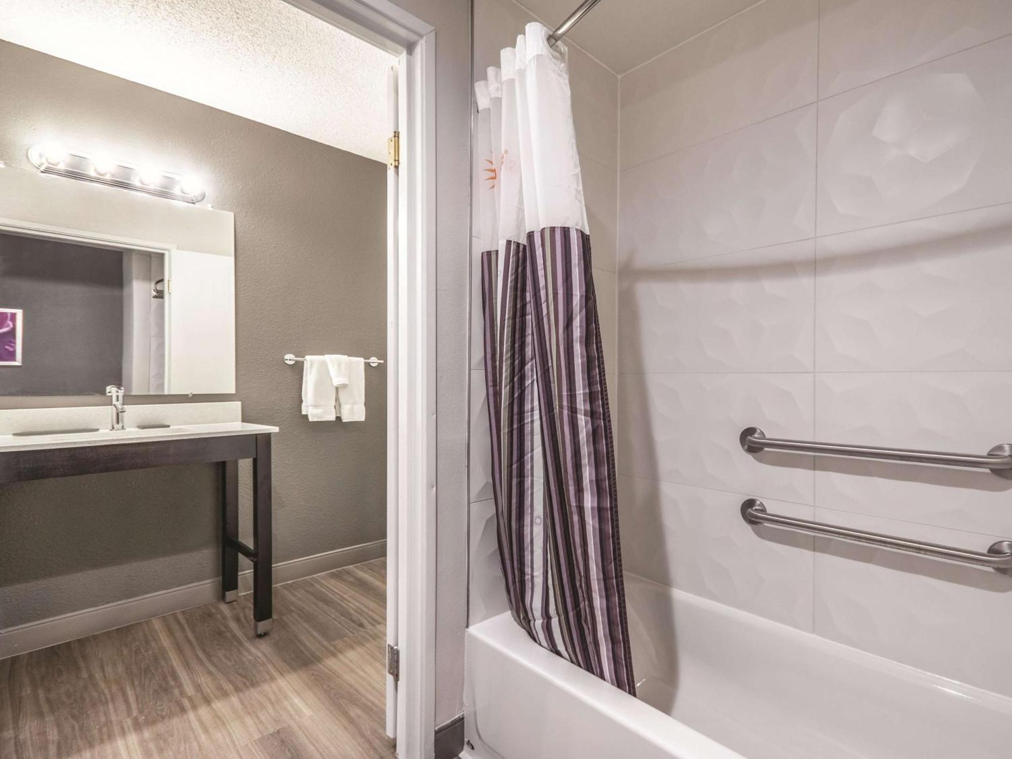 Double Room with Mobility/Hearing Impaired Access - Non-Smoking