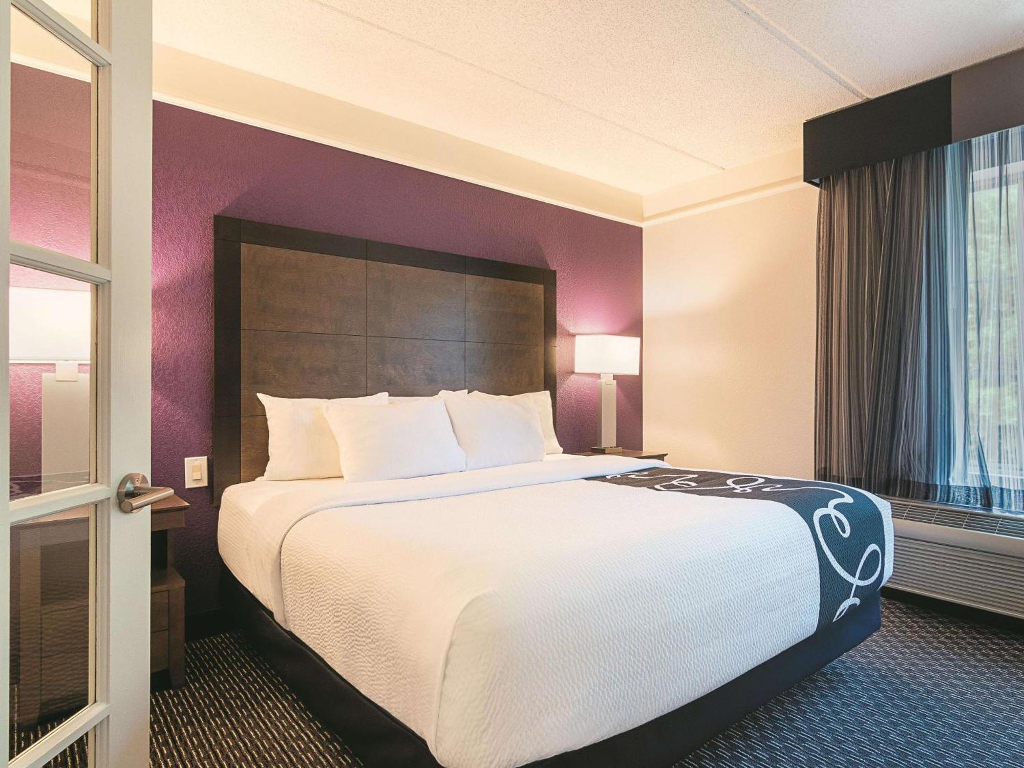 One-Bedroom King Suite - Non-Smoking