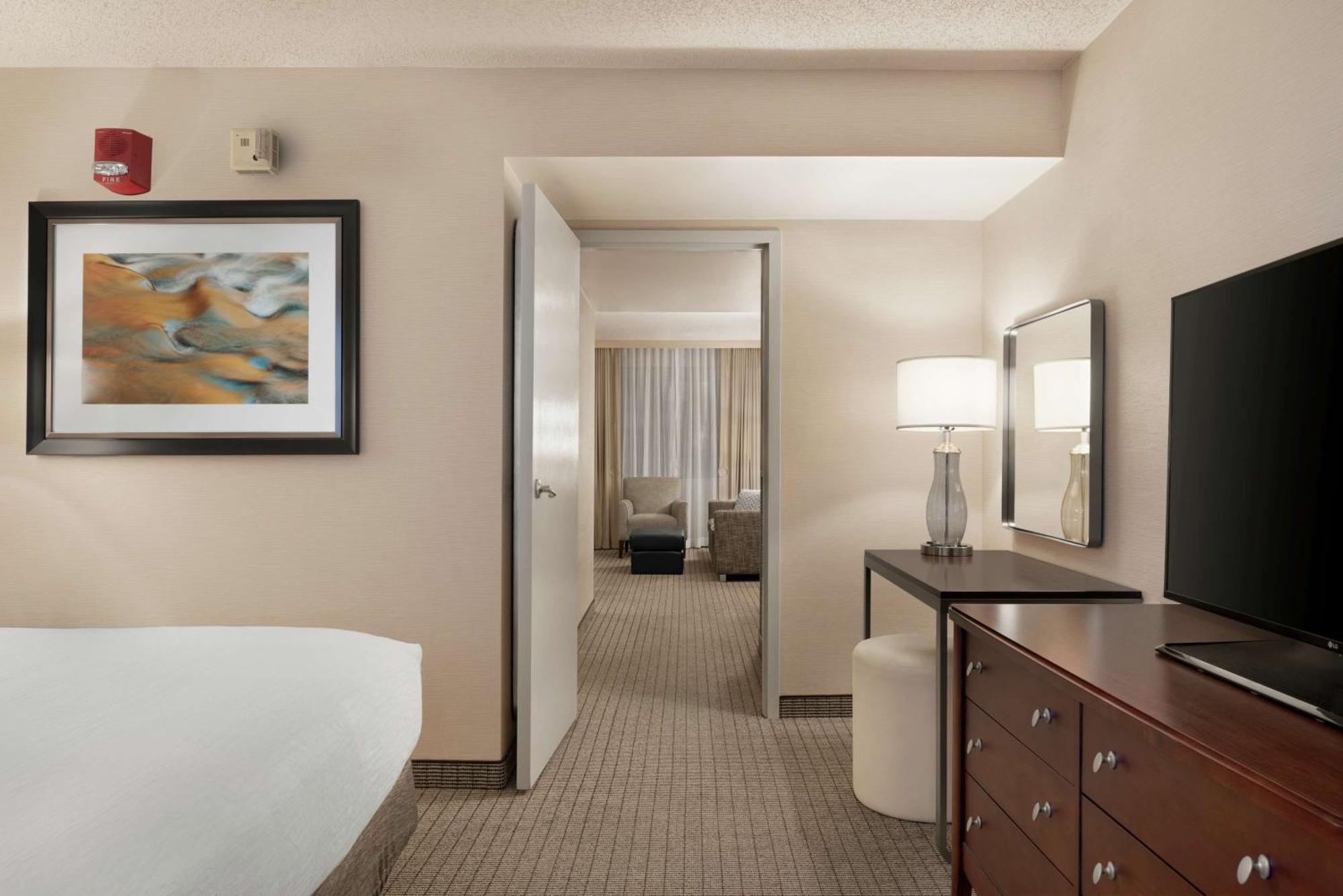 King Suite with Bath Tub - Disability Access/Non-Smoking