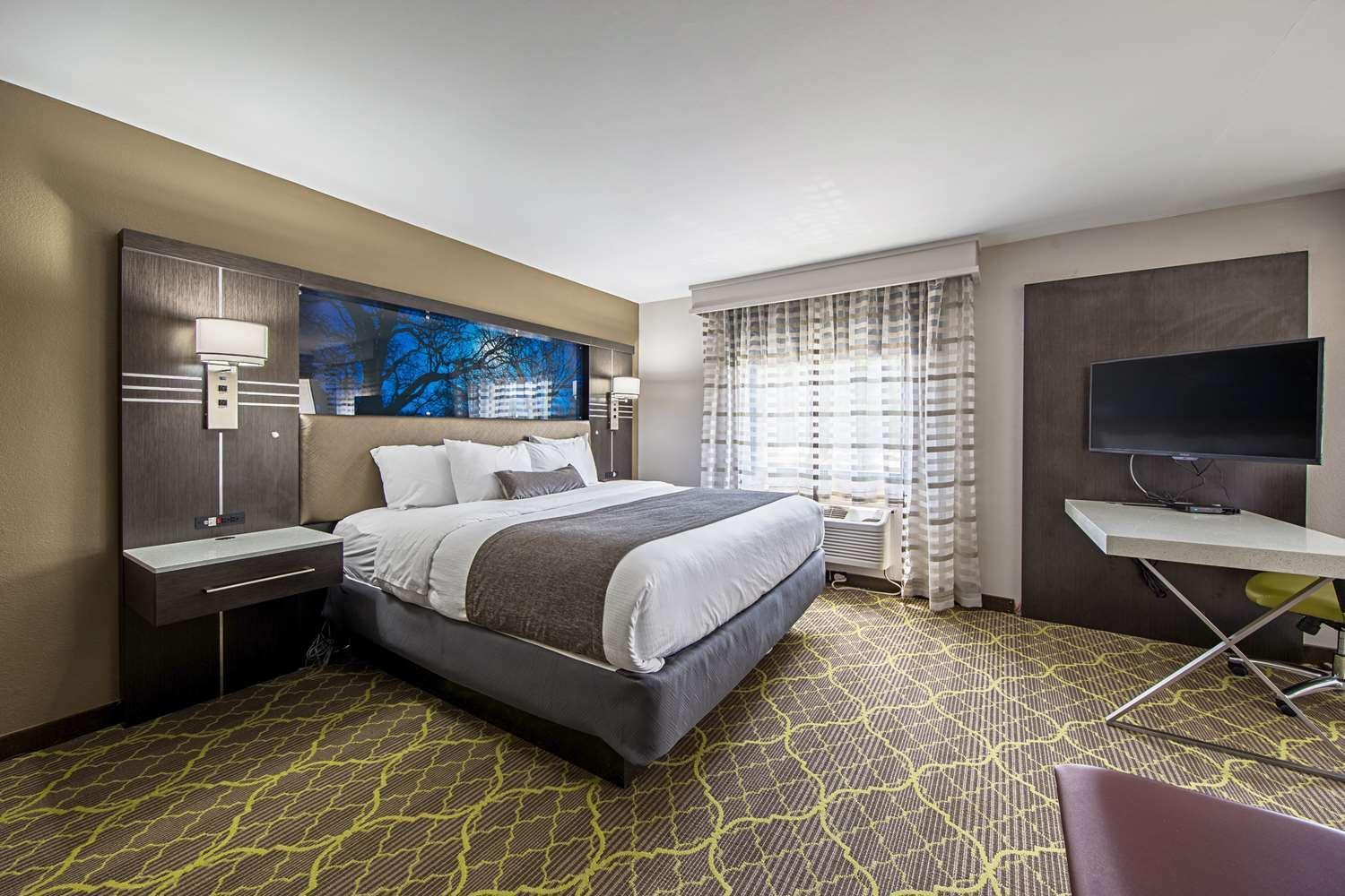 King Room with Bathtub and Sofa Bed - Disability Access/Non-Smoking