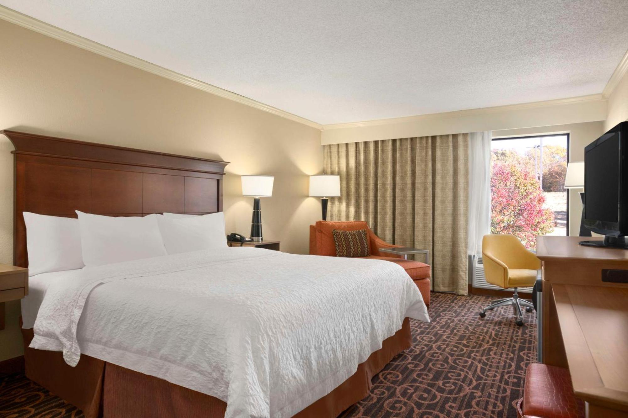 King Room with King Bed - Non-Smoking