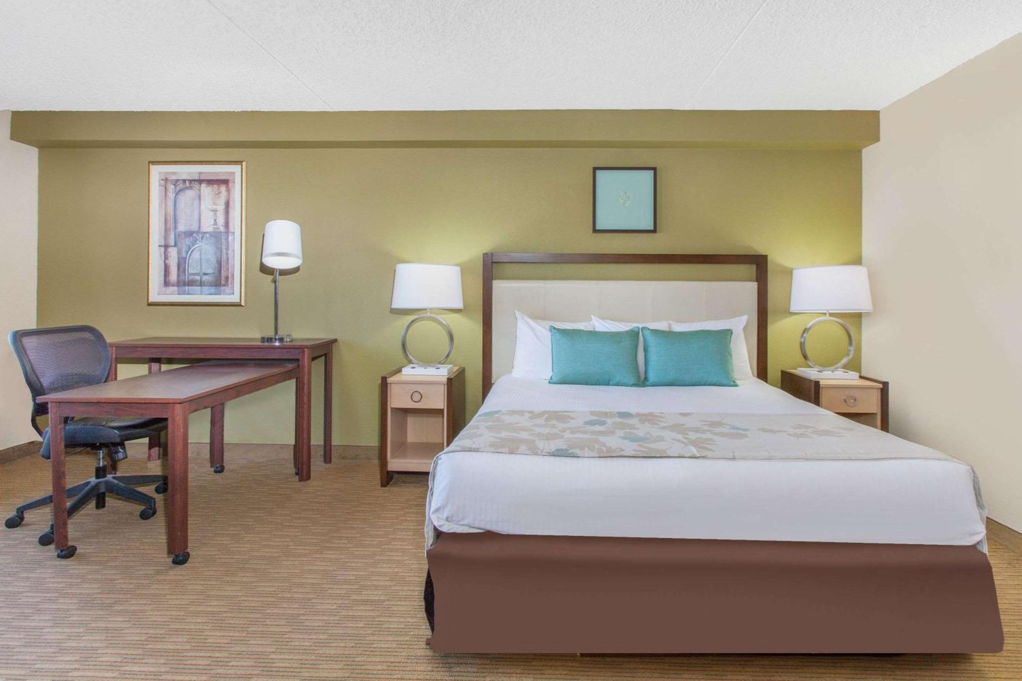Deluxe King Room - Non-Smoking