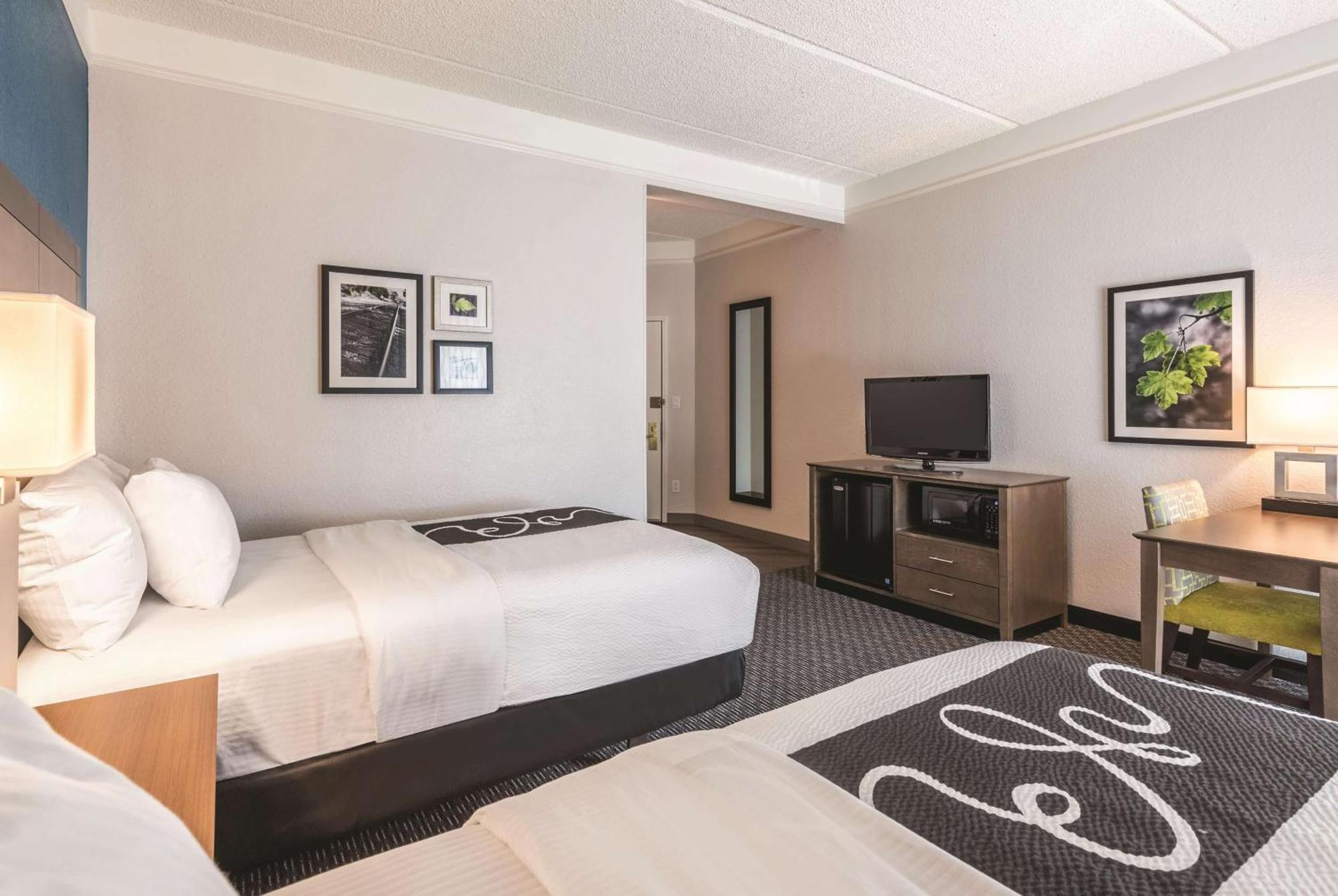 Double Room with Two Double Beds and Bath Tub - Mobility and Hearing Accessible/Non-Smoking