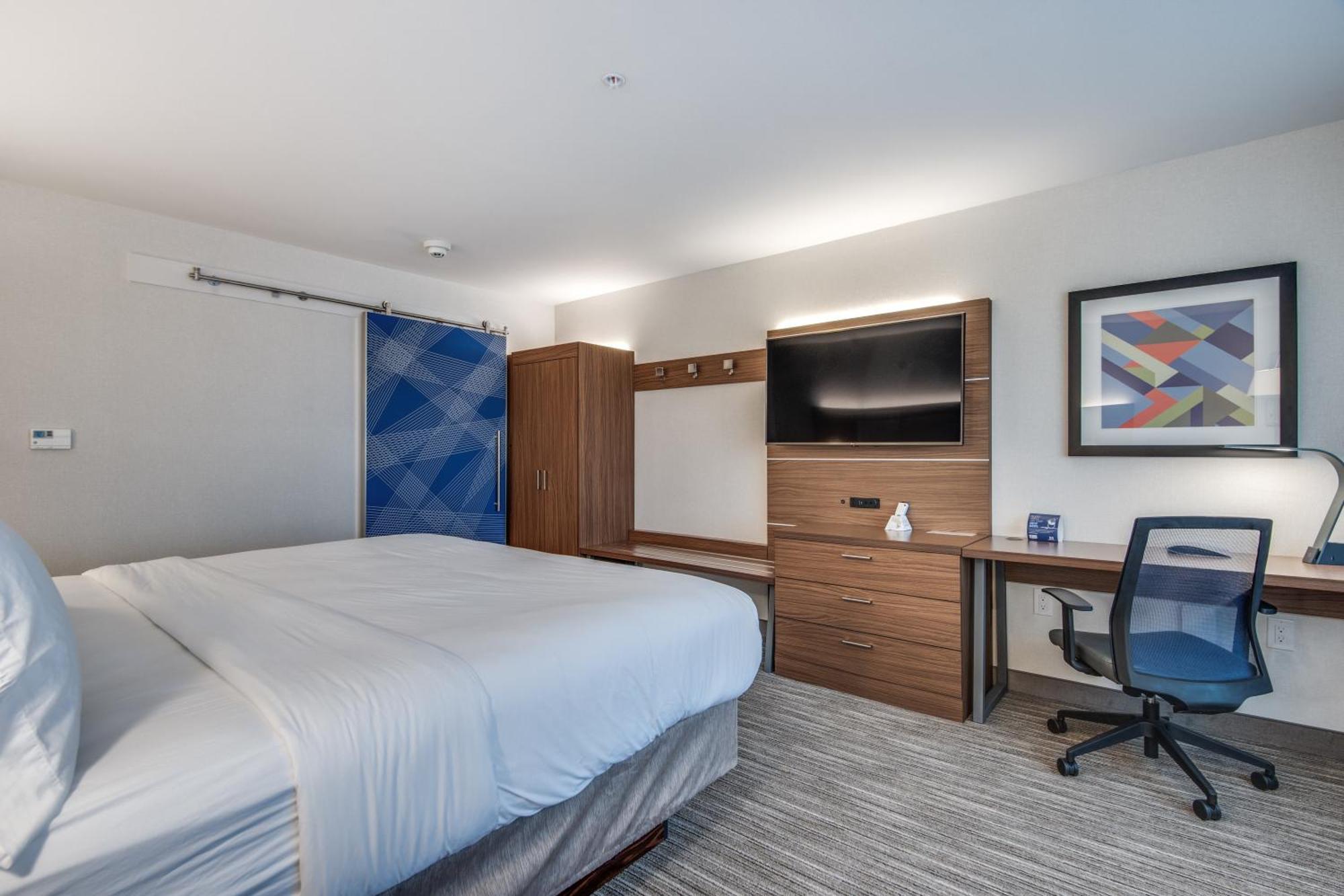 Standard King Room - Communications Accessible