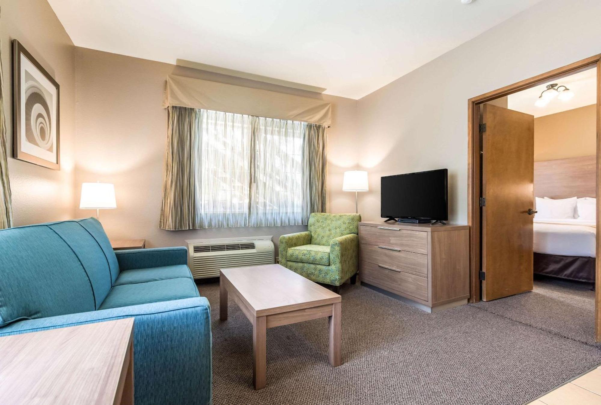 Efficiency Queen Suite - Accessible/Non-Smoking
