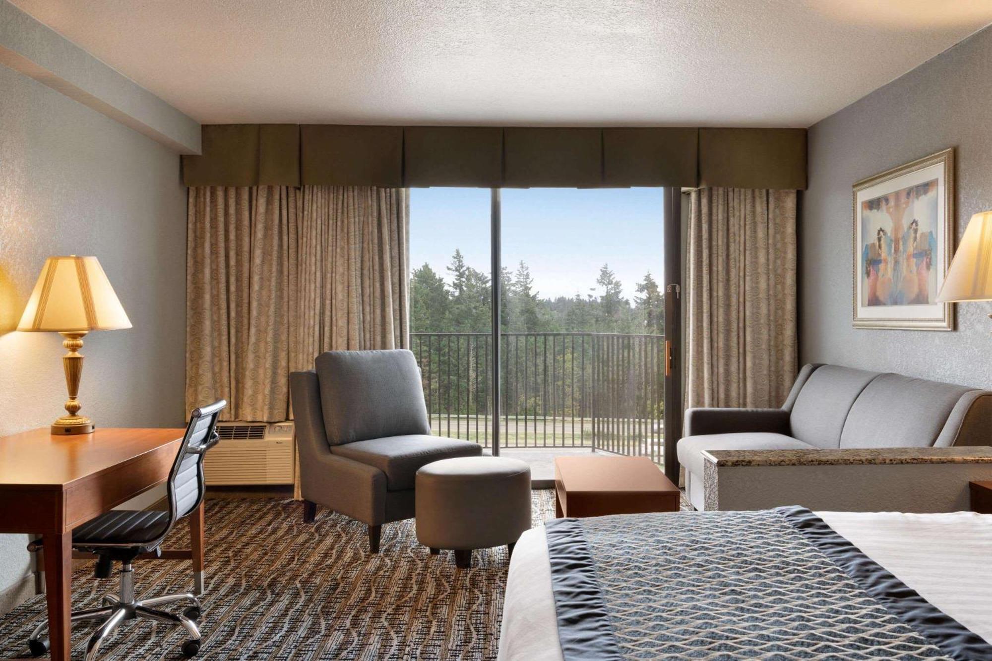 Queen Studio Suite with City View - Non-Smoking