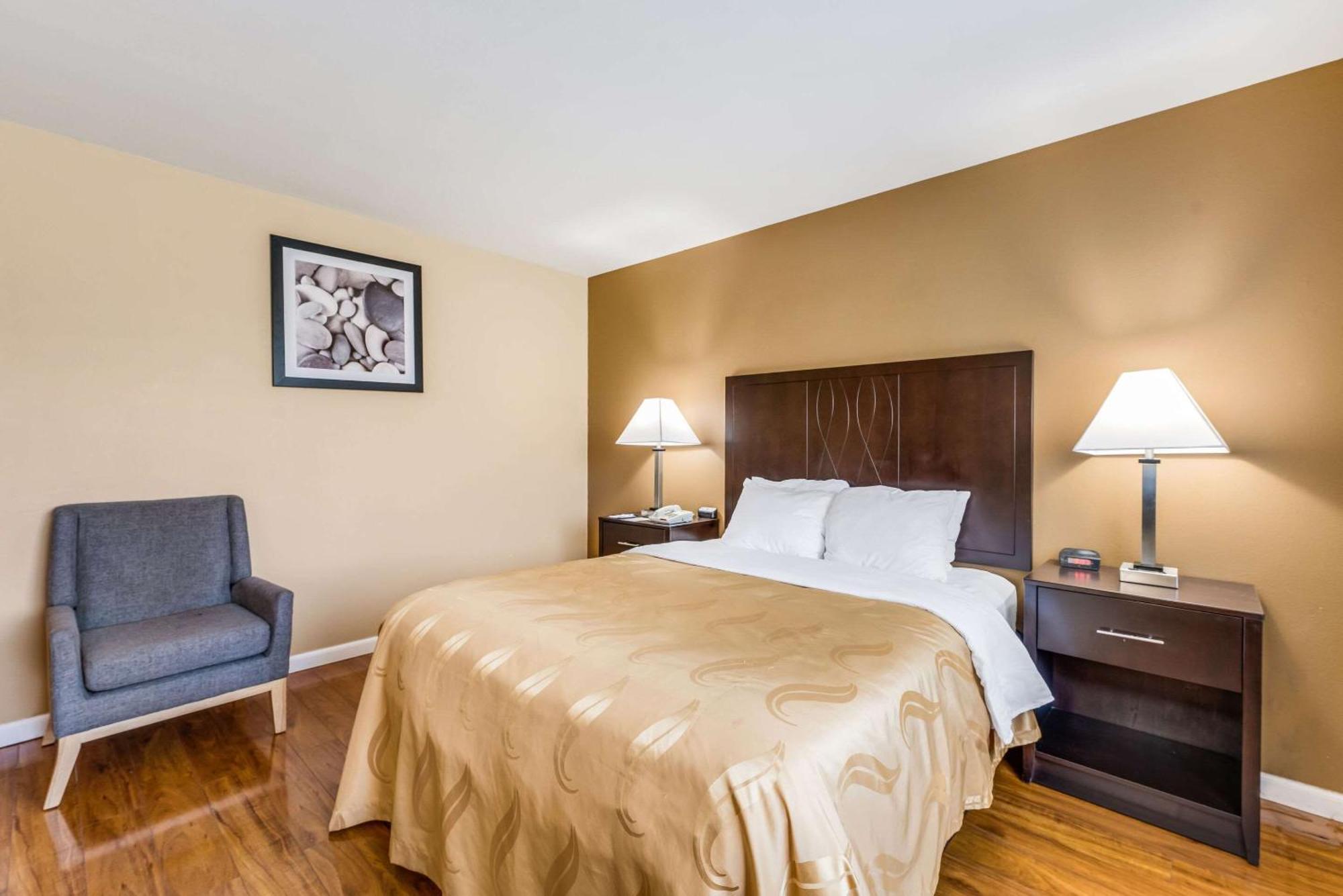 Queen Room - Pet Friendly/Non-Smoking