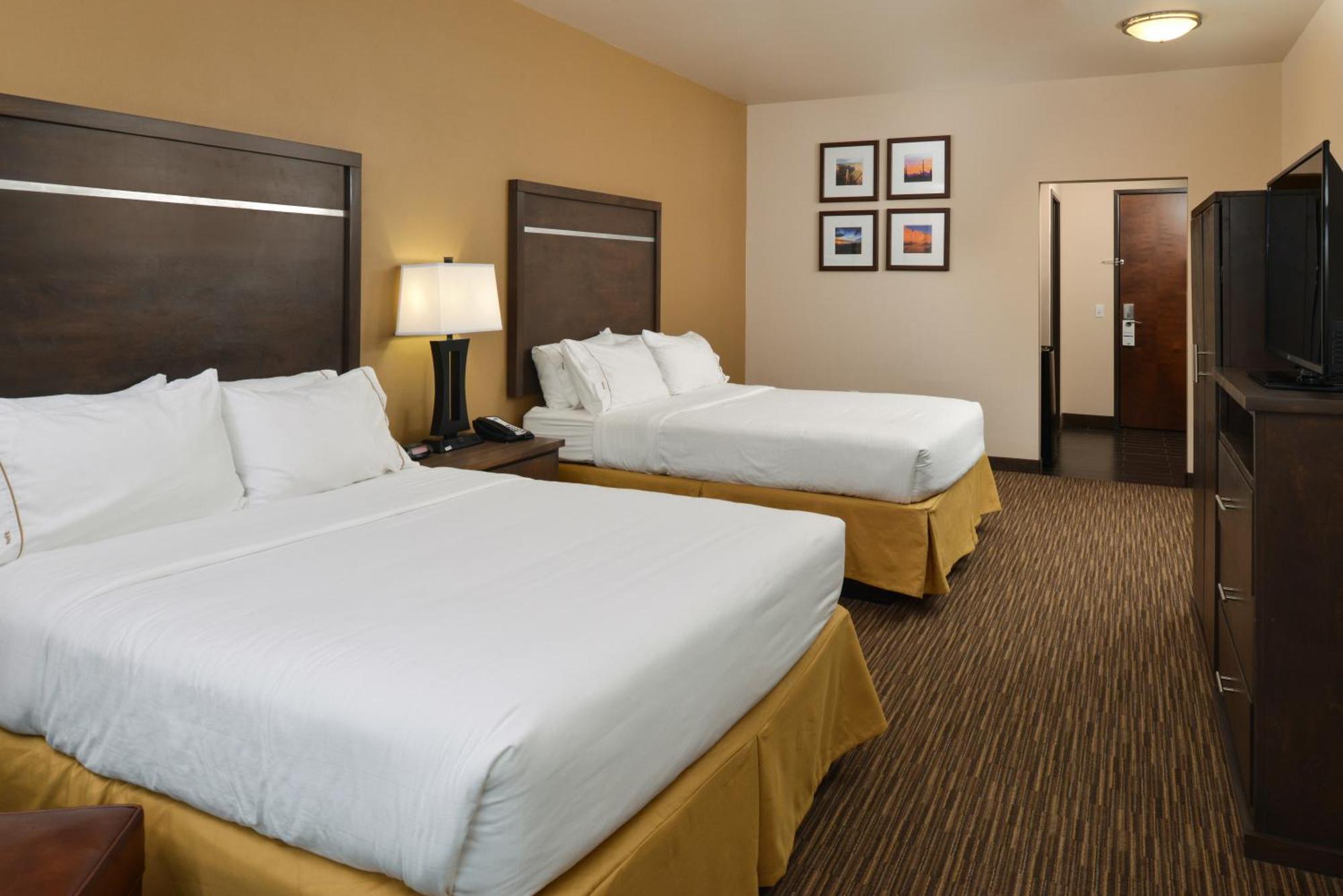 Queen Room with Two Queen Beds- Hearing Accessible Roll in Shower/Non-Smoking