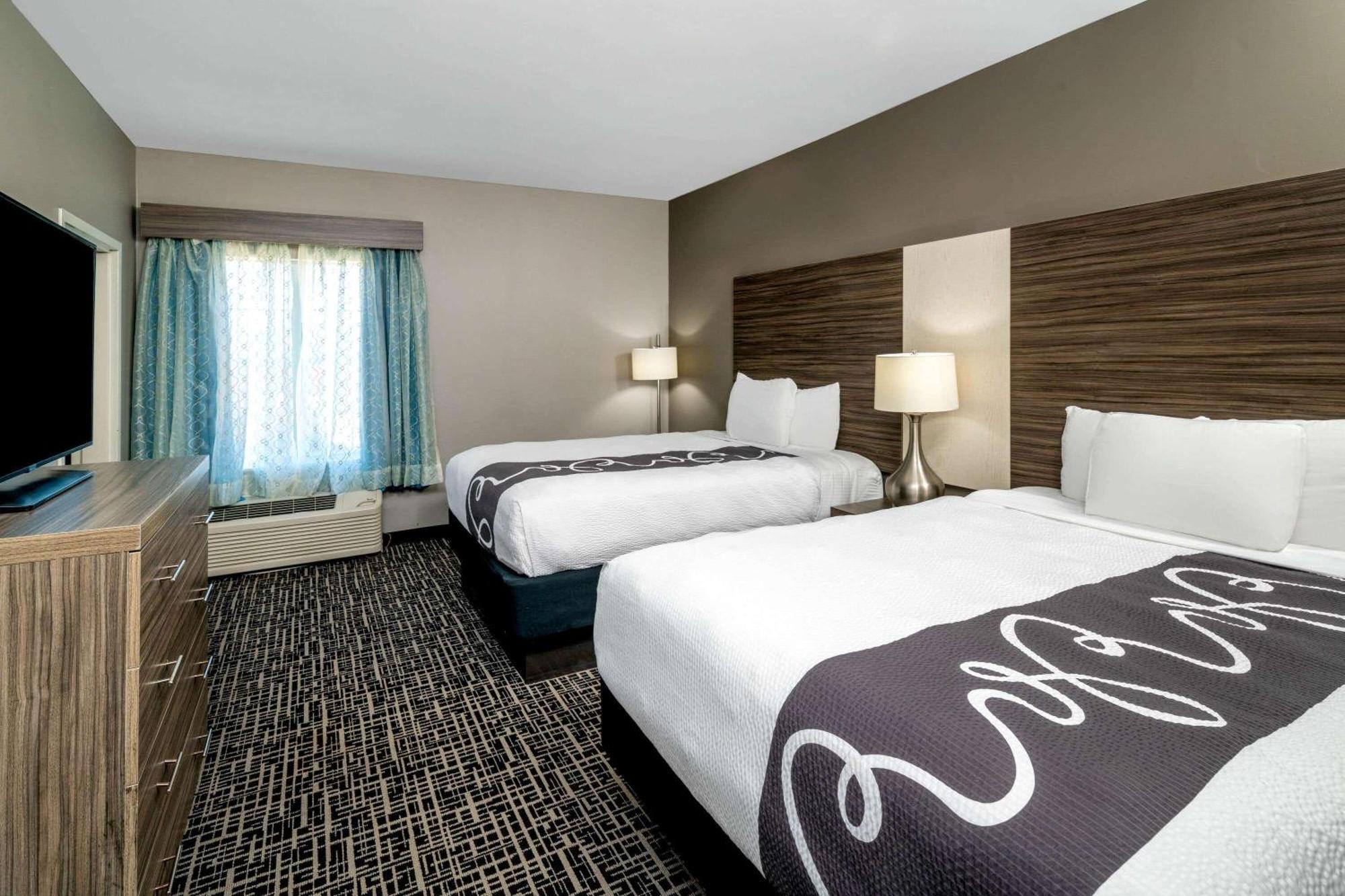 One-Bedroom Suite with One King Bed and Two Queen Beds - Non-Smoking