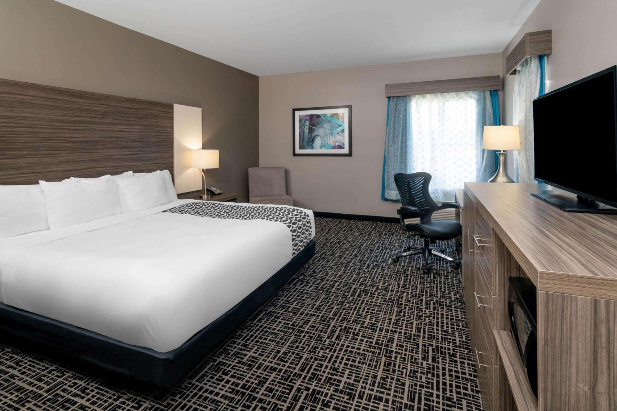 King Room with Roll-in Shower - Mobility Access/Non-Smoking