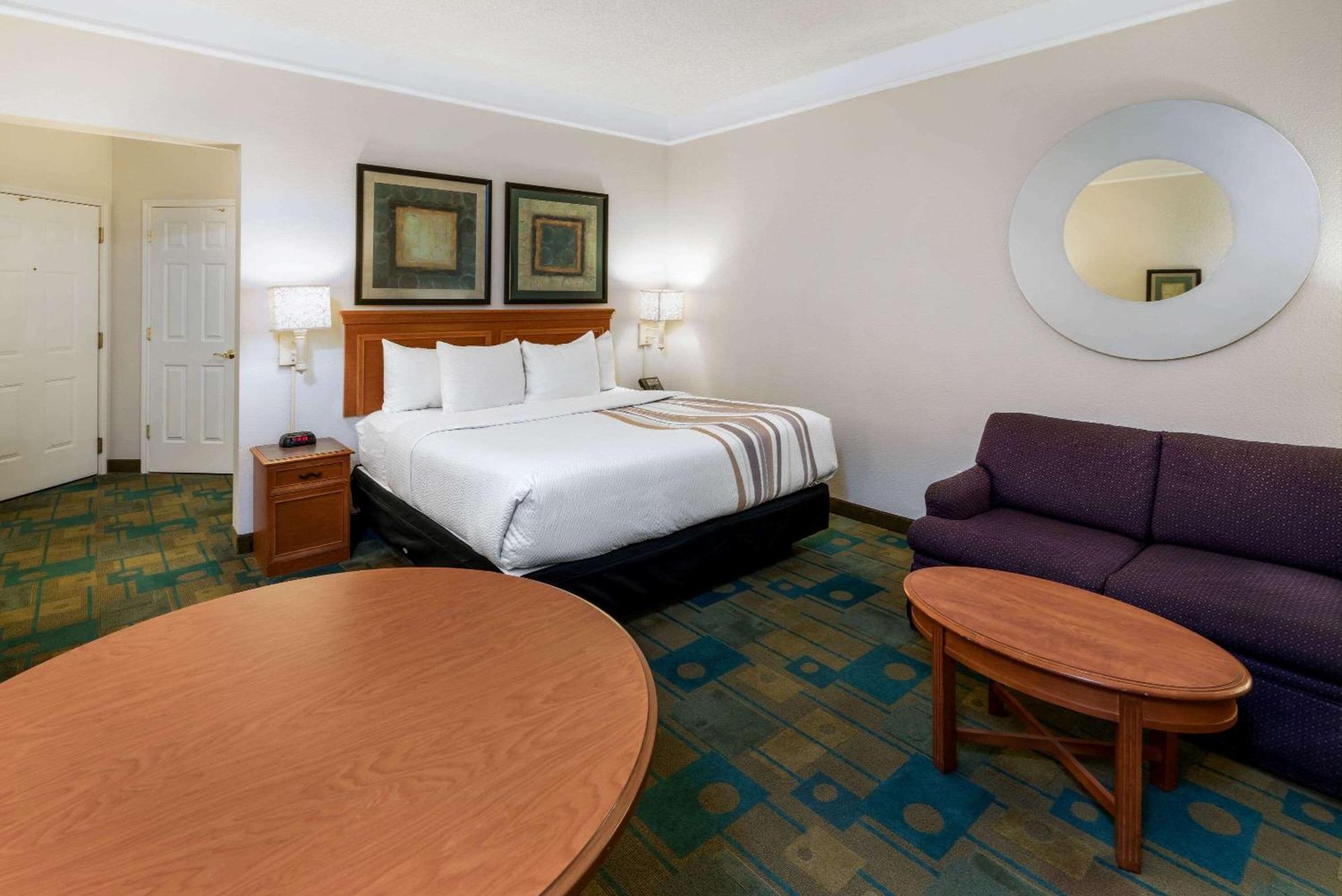 Deluxe King Room - Non-Smoking