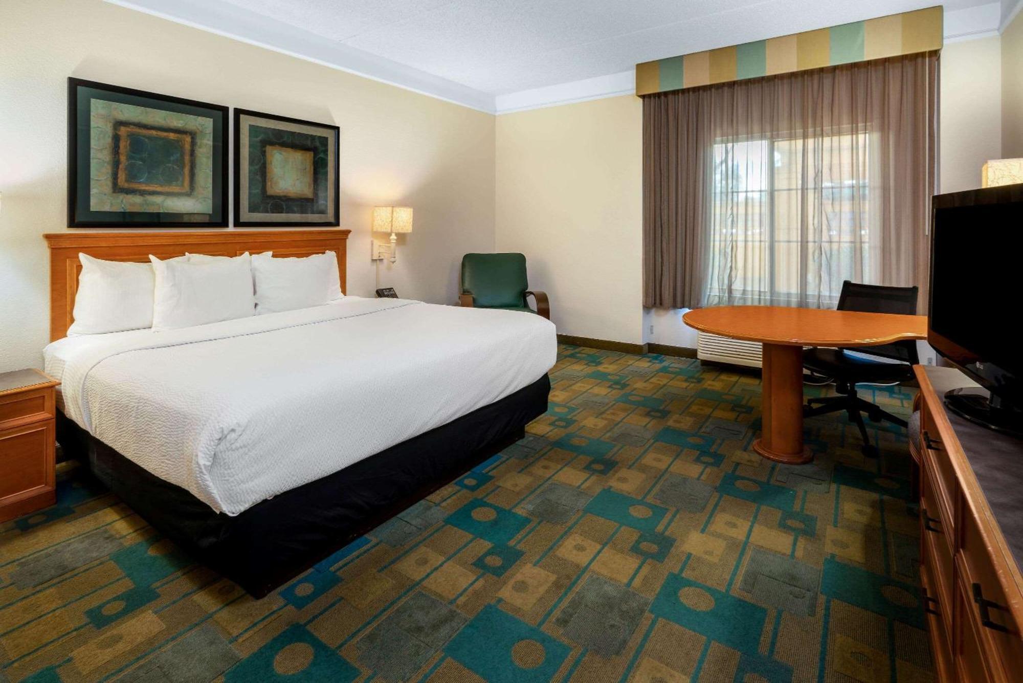 King Room with Roll-in Shower - Mobility Access/Non-Smoking