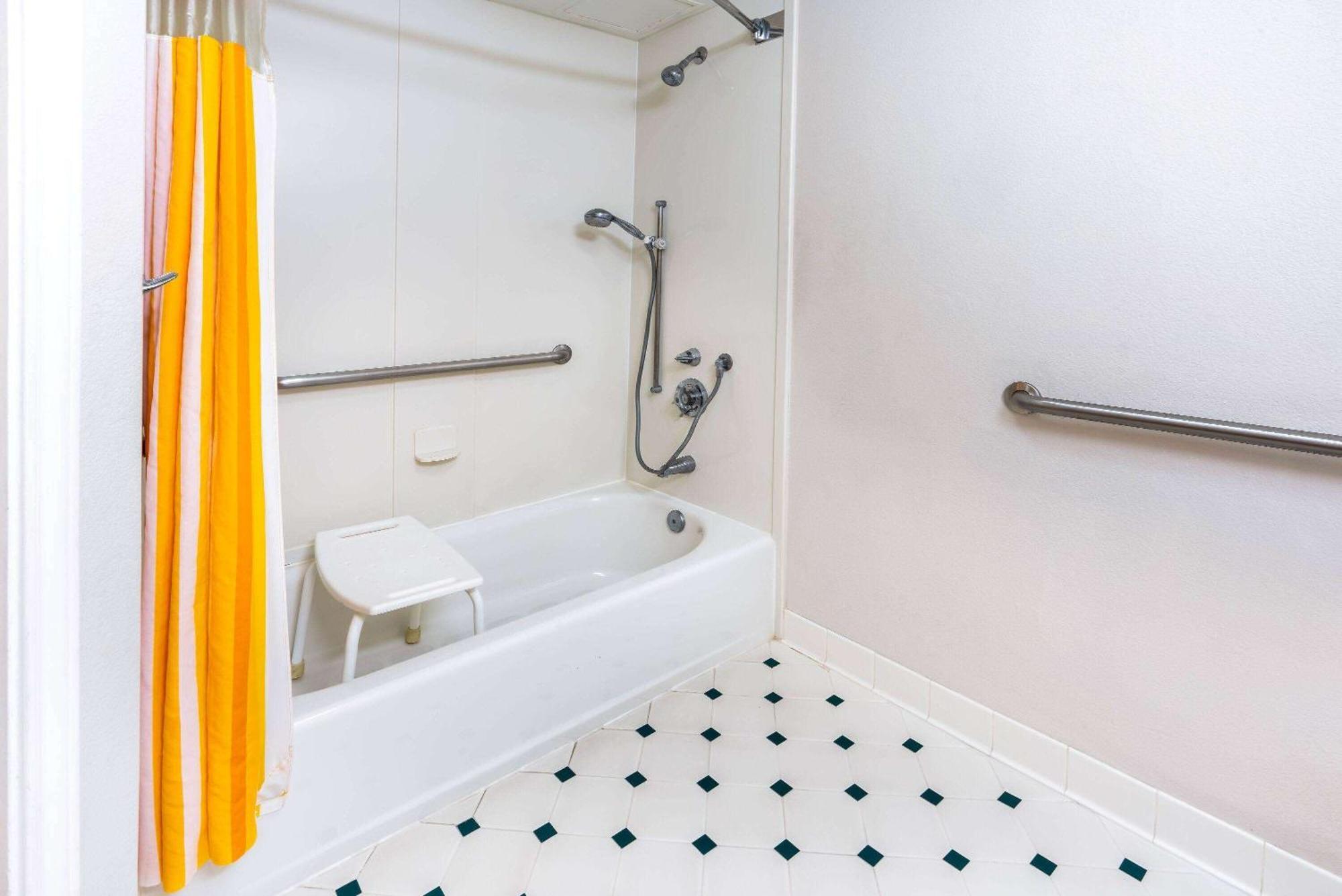 Double Room with Bathtub with Grab Bars - Mobility Accessible/Non-Smoking